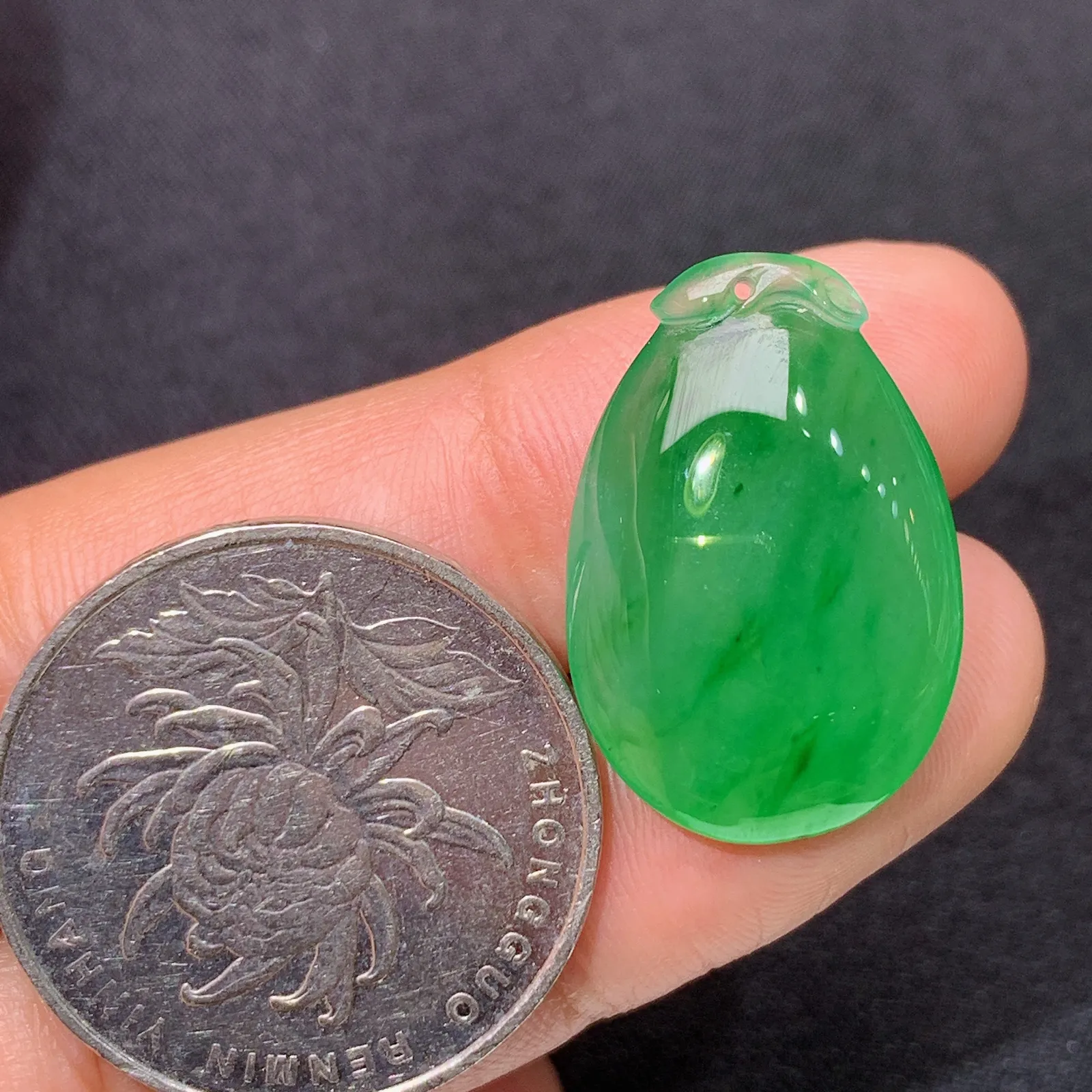 冰种辣绿福瓜，冰润润阳，玉质细腻，种水足 尺寸23*15.3*6.2