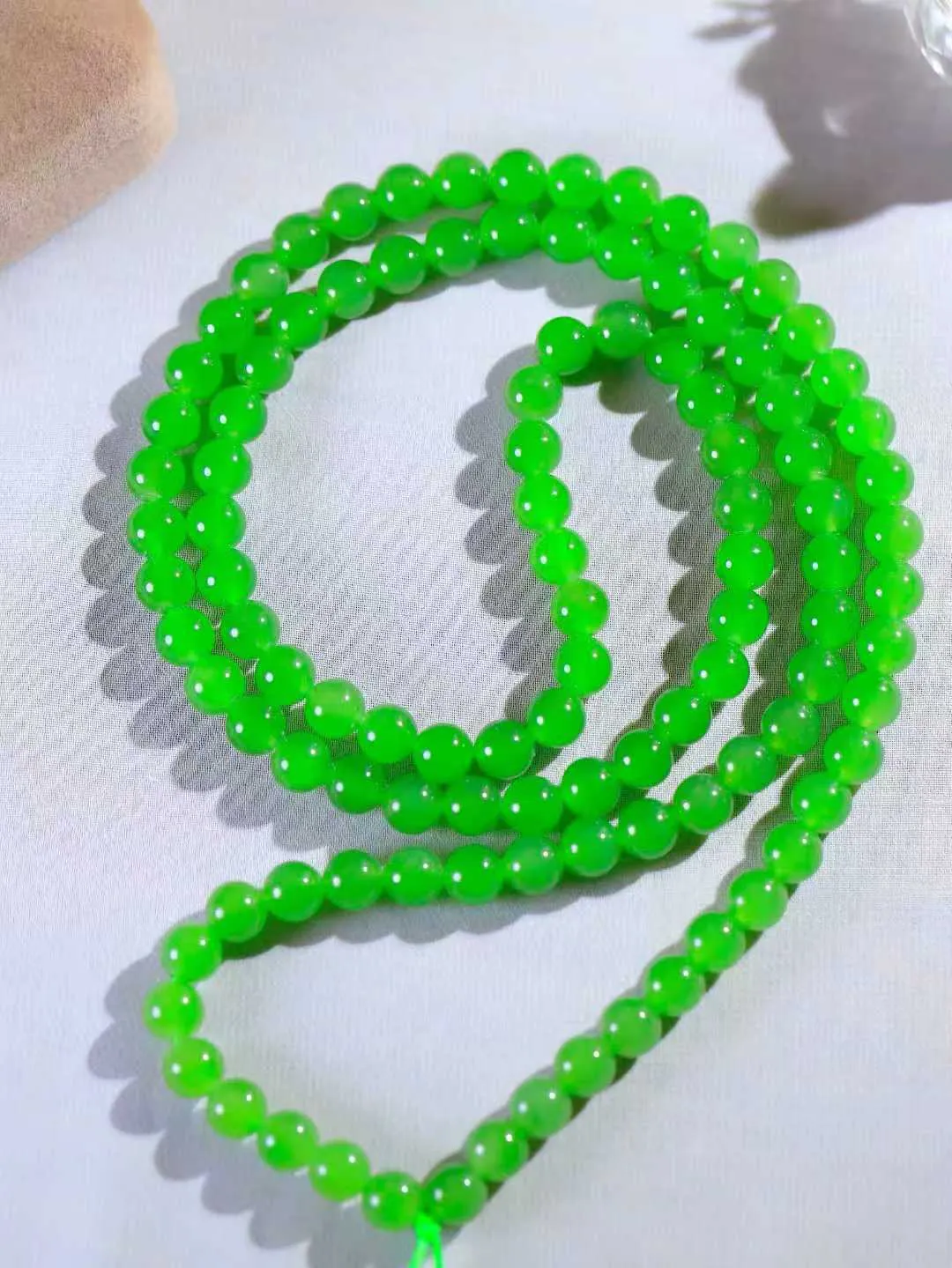 【链.108】

货头精选  和田玉碧玉圆珠108挂链 玉质温润细腻 油性十足 佩戴舒适。珠珠落玉盘，间关莺语花底滑，一生美好时光，无论身在何处，都有它相伴相守。事事顺遂，幸福美满，吉祥如意。重83克 尺寸取一7.8mm FDA-781172093