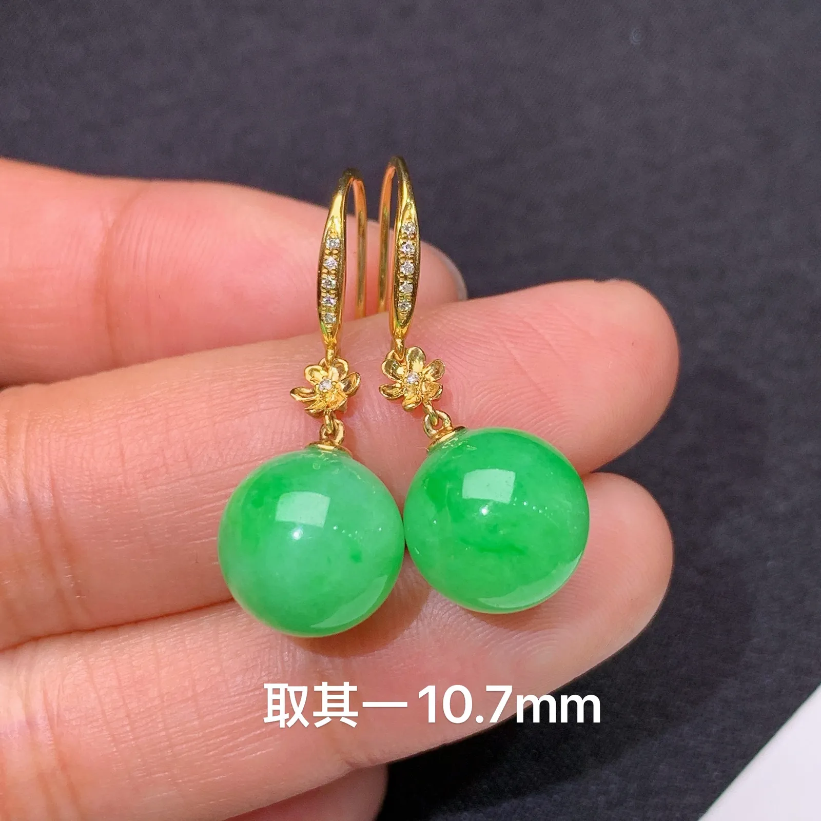 翠绿圆珠耳坠，款式优雅，18k金镶嵌，冰润色阳，玉质细腻，种水足 直径10.7