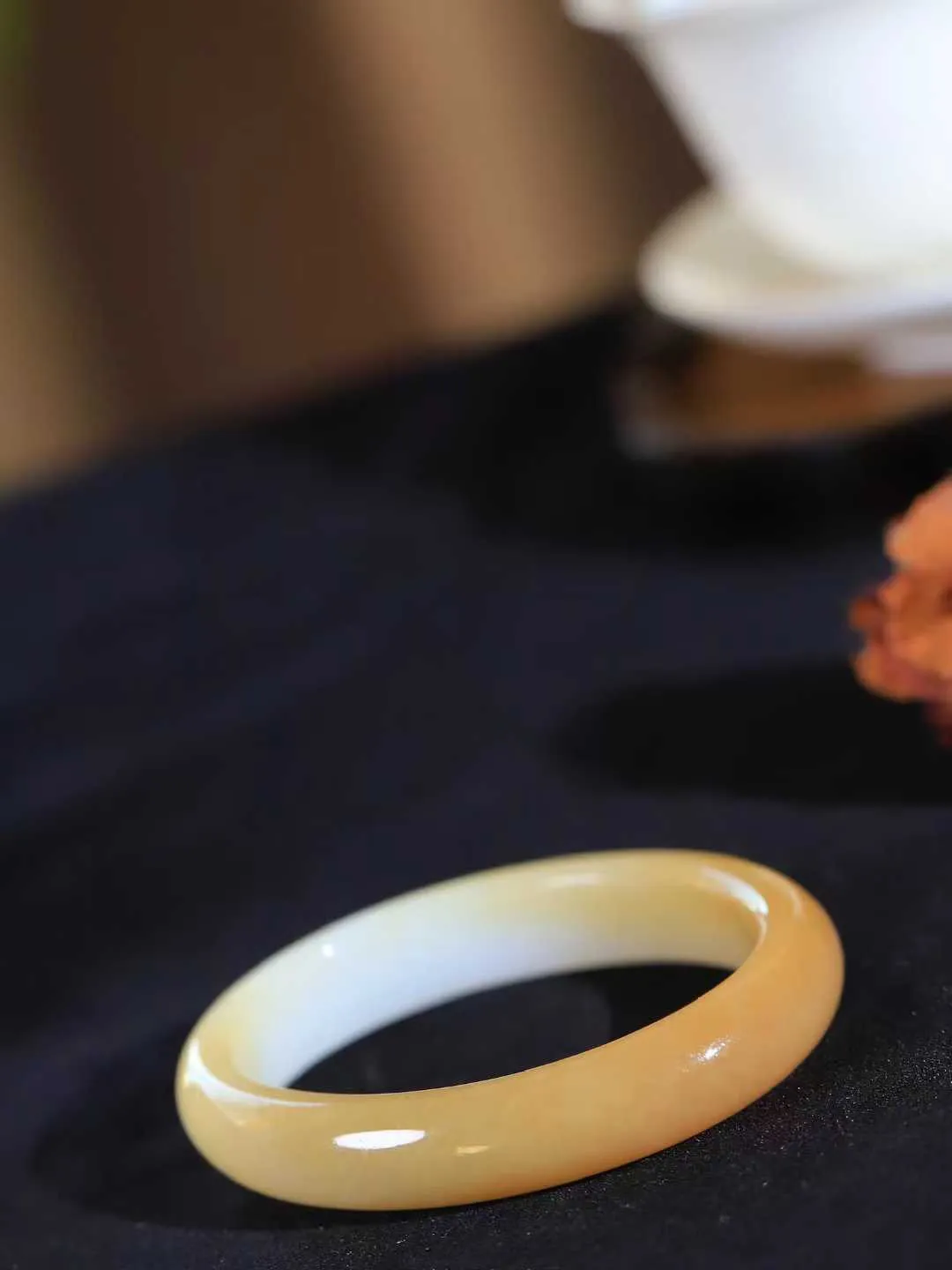 【贵妃镯.玉腕清响】    

精品和田玉糖白玉贵妃镯，玉质温润细腻 油性十足 相传杨贵妃十分喜爱椭圆形态手镯，后人称其为贵妃镯。因其形与人手腕形相吻合，佩戴更服帖，别具妩媚风格。
重38克   内径53-46.5mm尺寸11.5-7.3mm   fDL-101101916