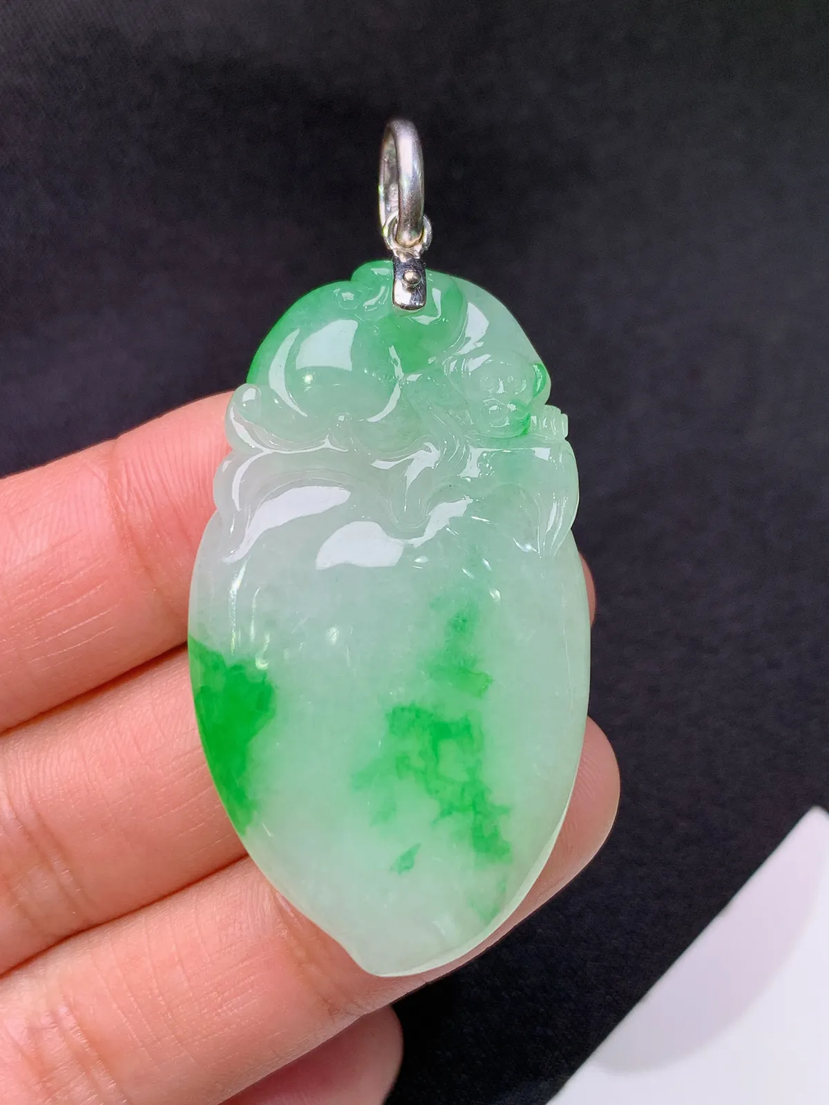 飘绿灵猴献瑞吊坠，18k金镶嵌，冰润色阳，玉质细腻，种水足 zha尺寸45.5*26.1*6