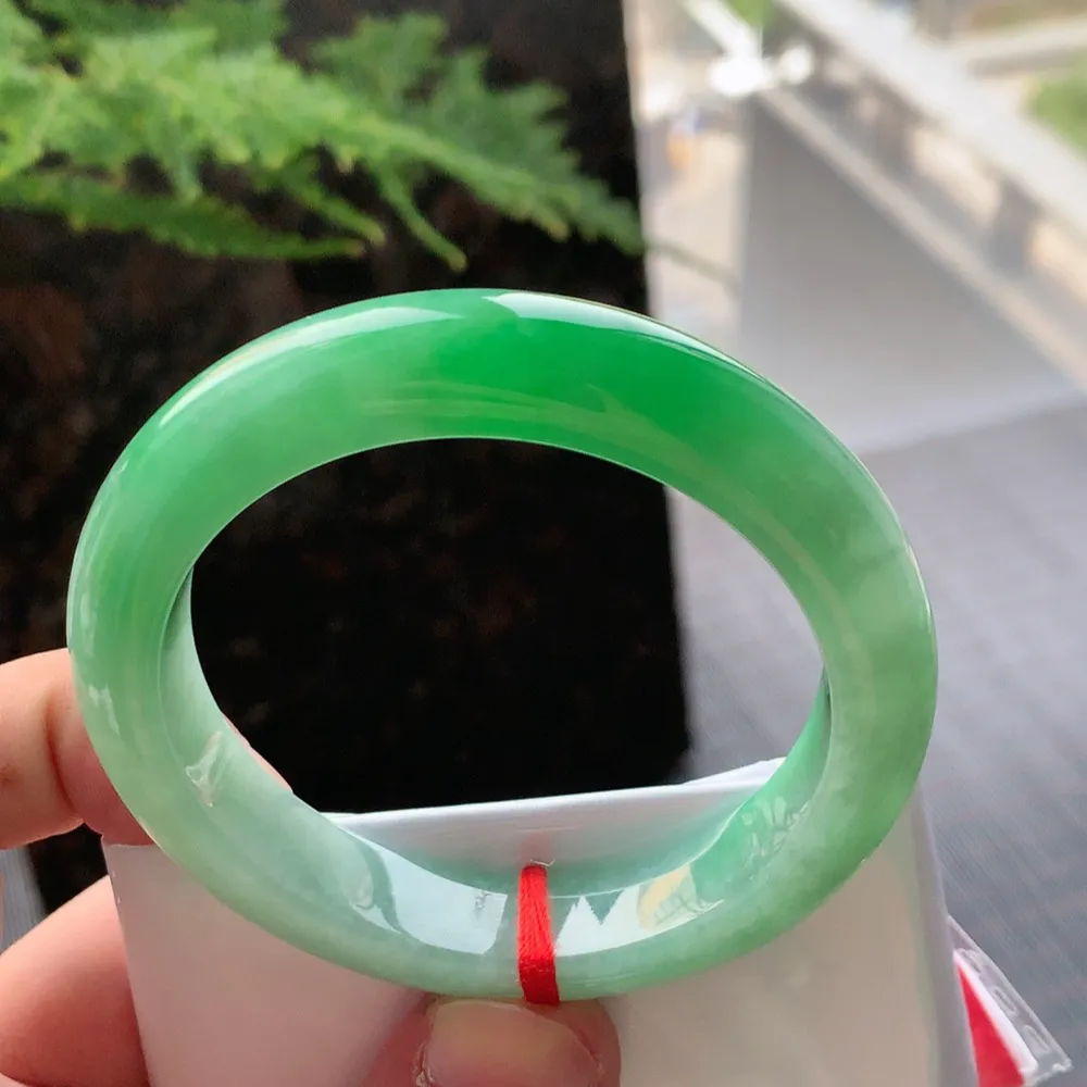 正圈冰糯阳绿 无瑕 尺寸:52.4/11.4/8.5 色好