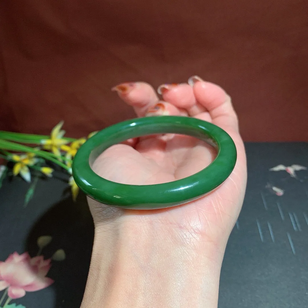 和田玉57圈口菠菜绿碧玉手镯！玉质细腻油润 底色纯净 无裂无杂 脂粉好，品质高