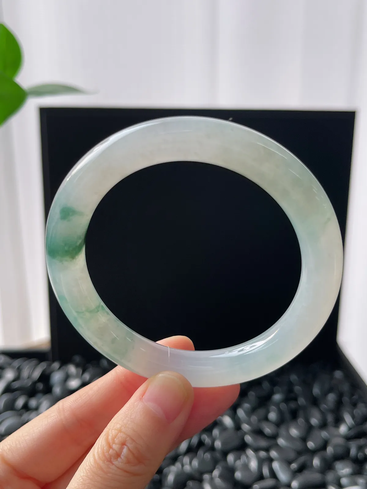 圆镯55.8圈口，翡翠冰糯种飘花手镯