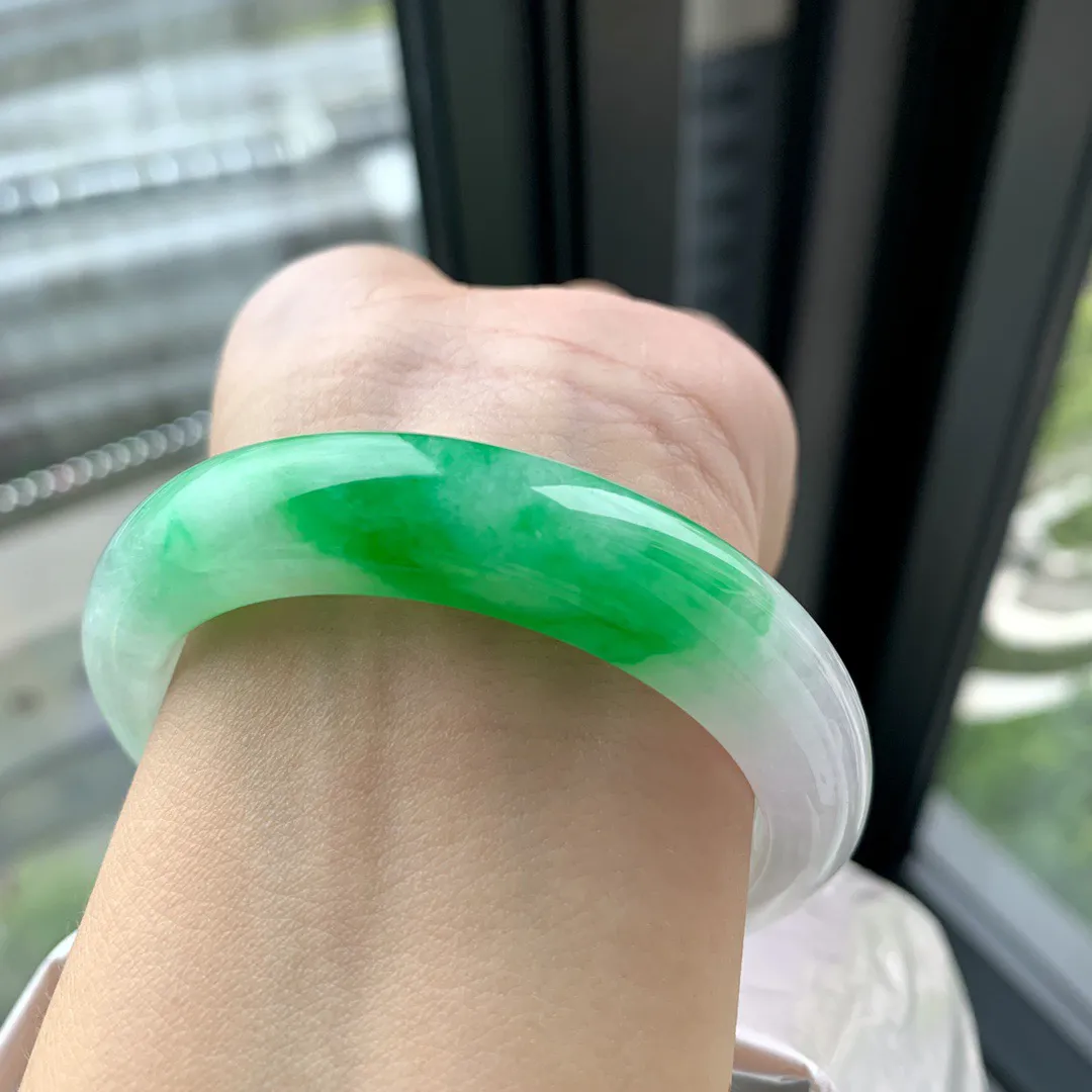 正圈帝王绿 微皮纹 尺寸:54.5/12.7/9  种色俱佳 色很好