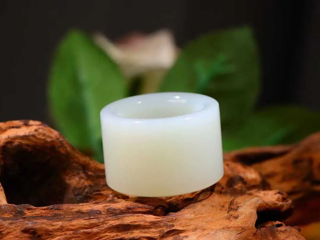 【大权在握】

羊脂玉扳指，玉质细腻油润，佩戴舒适大气。️器形圆润饱满，大气百搭，收藏、送礼、把