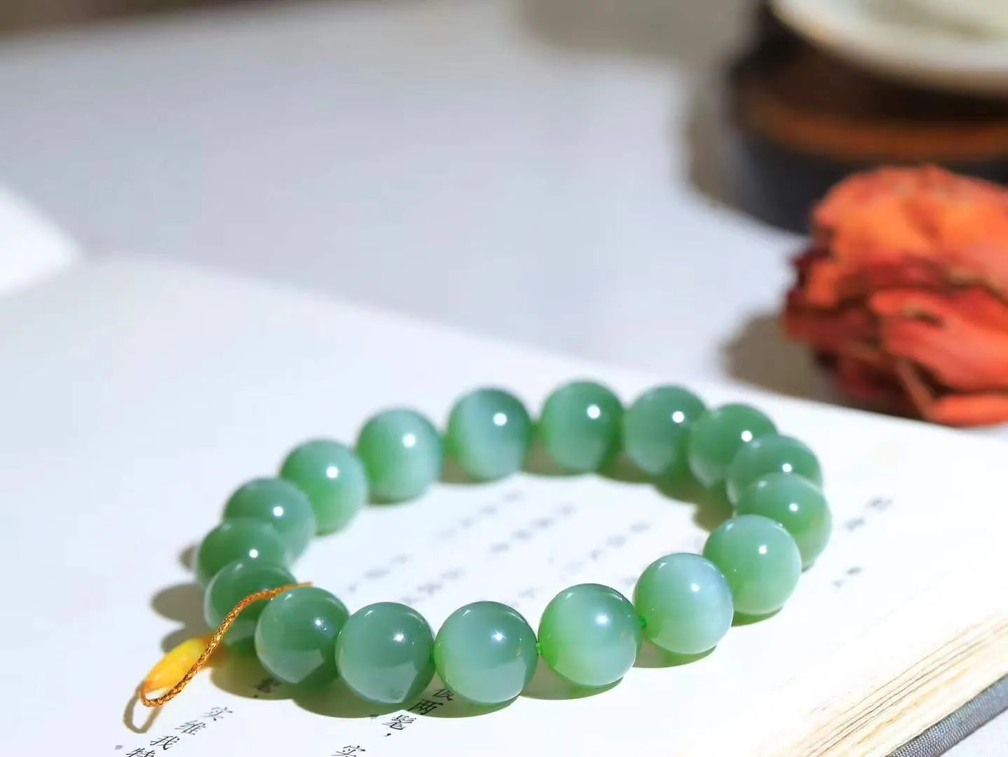 【珠圆玉润.手串】

精品️和田玉碧玉猫眼珠圆玉润手串 玉质温润细腻  整串打磨圆润，佩戴舒适。珠珠落玉盘，间关莺语花底滑，一生美好时光，无论身在何处，都有它相伴相守。事事顺遂，幸福美满，吉祥如意。重45.3克 尺寸取一11.9mm  FDA-221102633