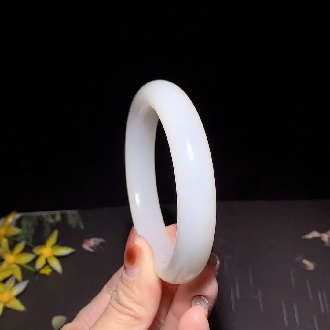 和田玉57.5圈口羊脂白手镯！玉质细腻油润 底色纯净 无裂无杂 脂粉好，品质好！