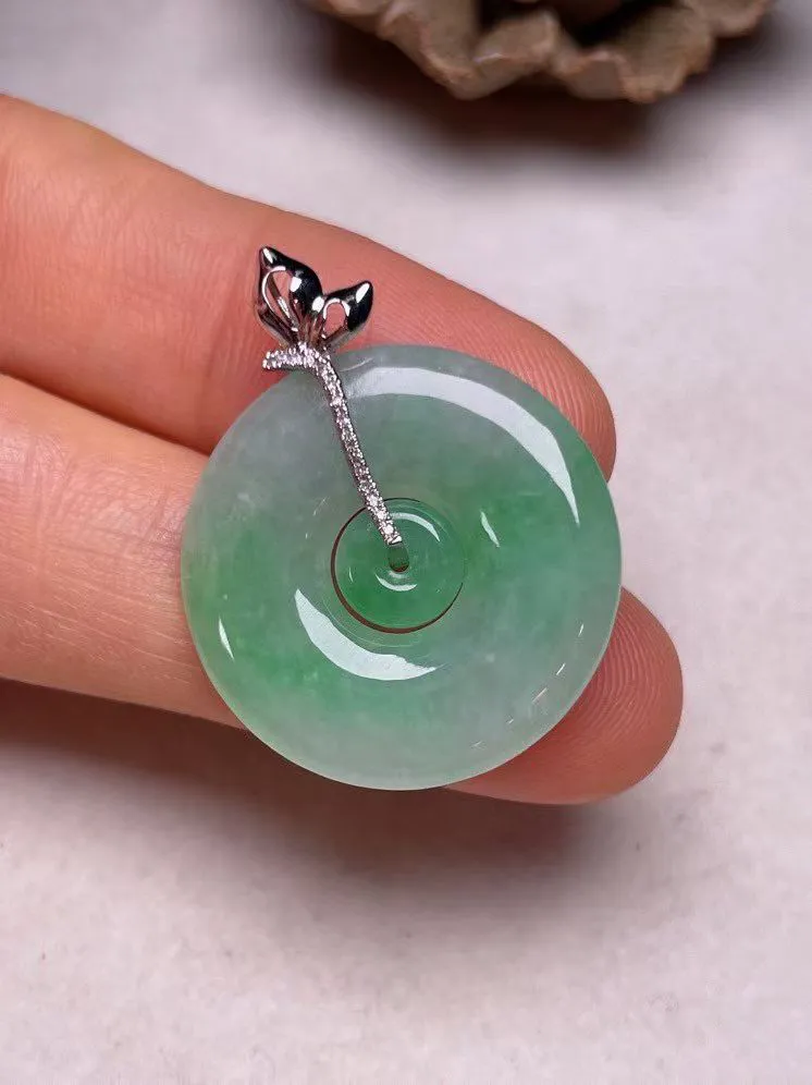 冰糯种飘绿平安扣吊坠、真金真钻镶嵌，种水好，玉质细腻 .裸石尺寸 23.3*3.9