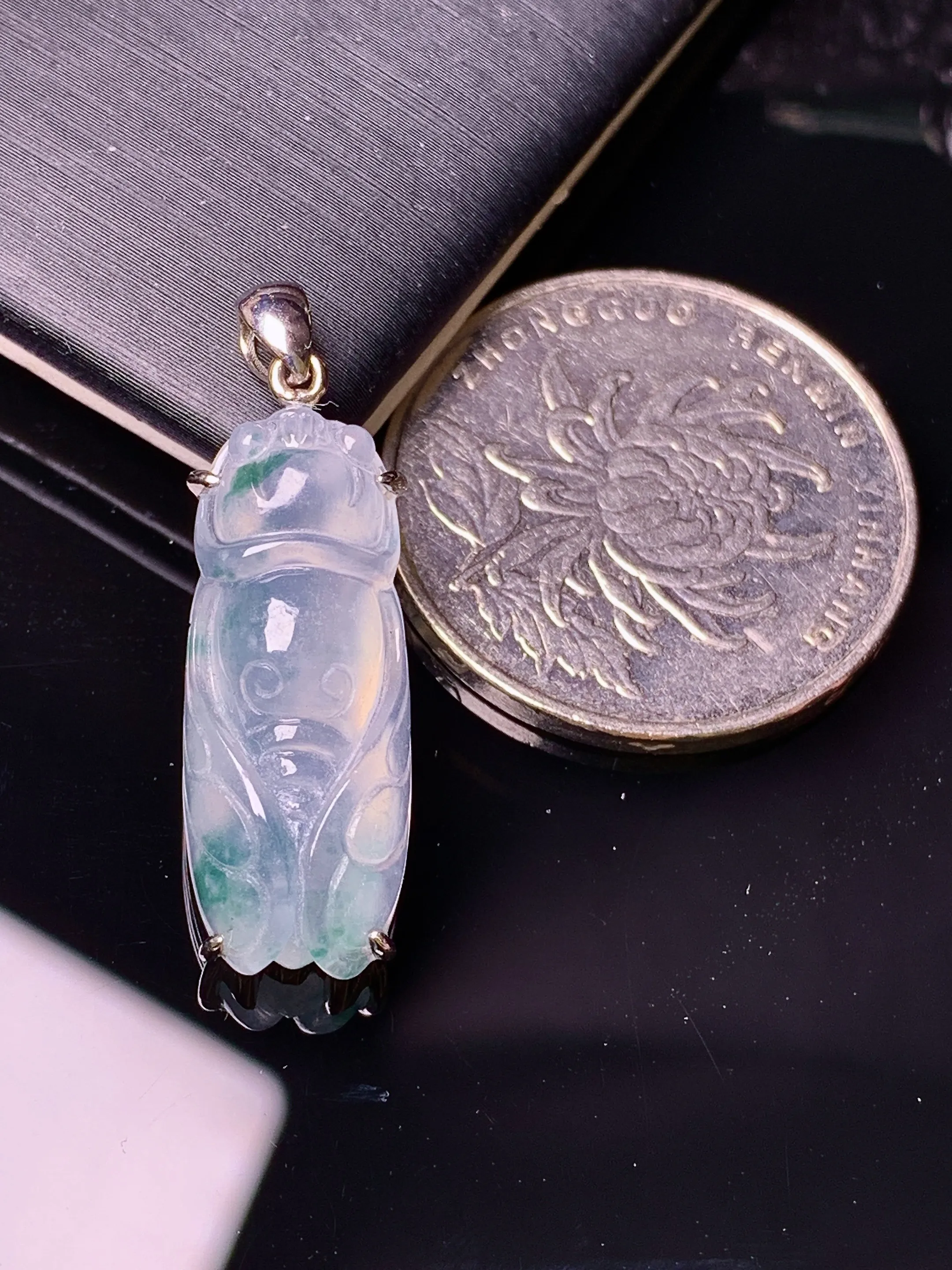 18k金镶嵌飘绿金蝉吊坠 玉质细腻 色泽艳丽清新 整体尺寸29.5*9.2*5.8