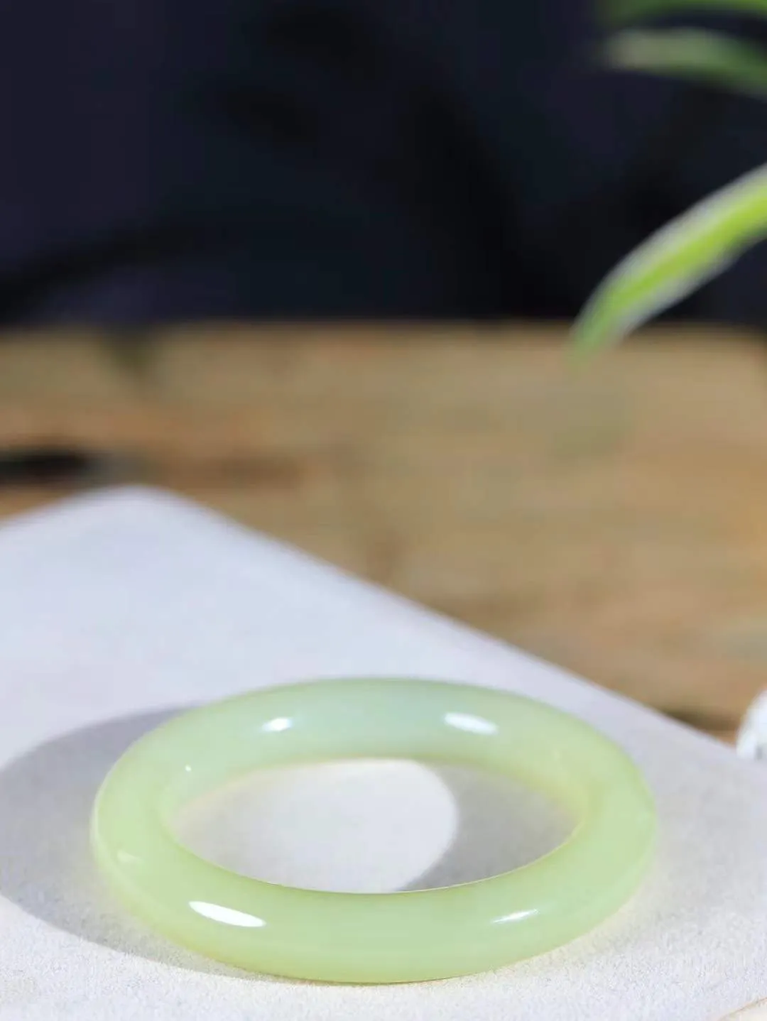 【玉佳人·手镯】

精品️和田玉浅黄口圆条手镯 ，玉质细腻油润，做工细致精美，端庄素雅，亭亭玉立，