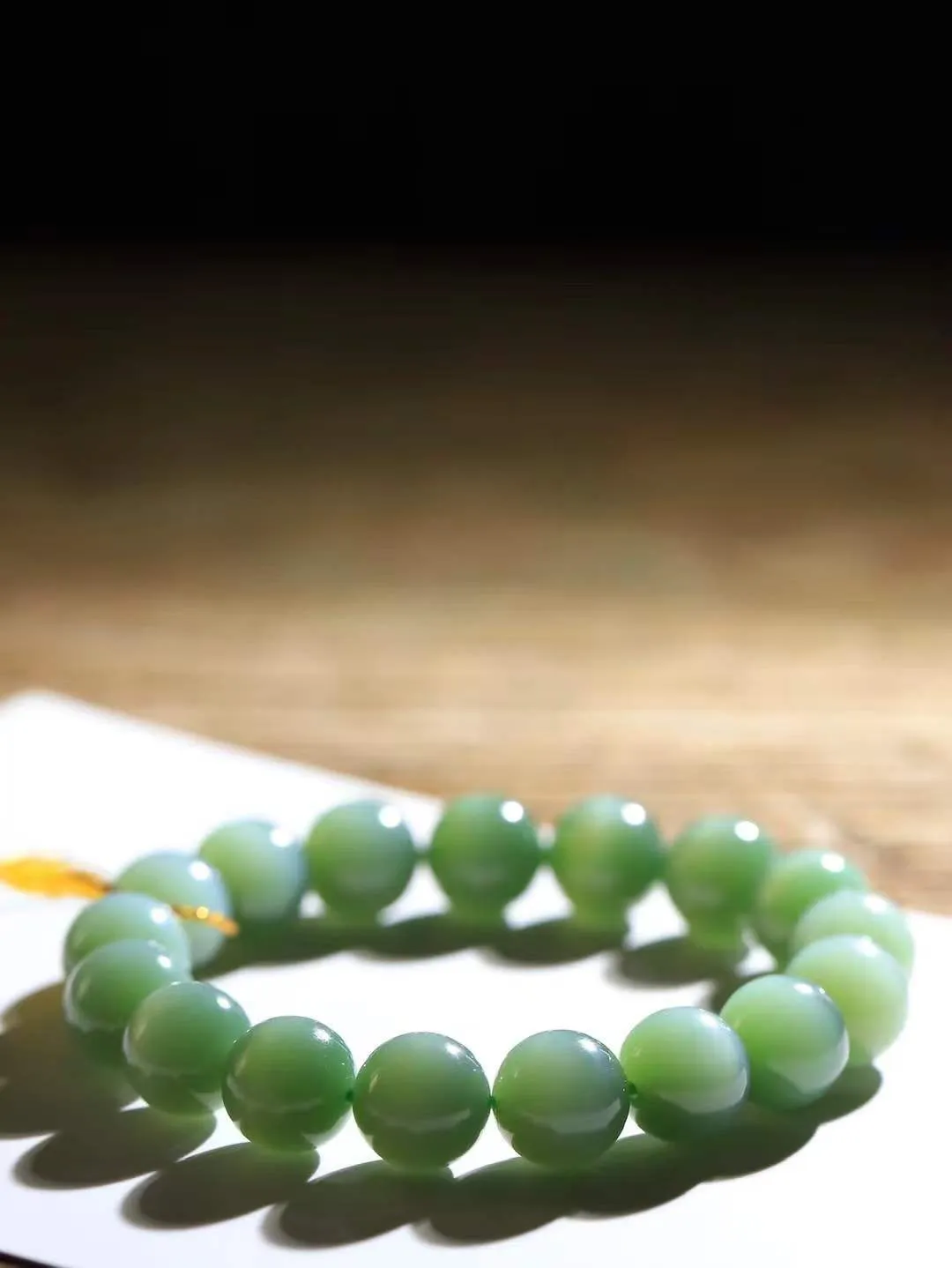 【珠圆玉润.手串】

精品️和田玉碧玉猫眼珠圆玉润手串 玉质温润细腻  整串打磨圆润，佩戴舒适。珠珠落玉盘，间关莺语花底滑，一生美好时光，无论身在何处，都有它相伴相守。事事顺遂，幸福美满，吉祥如意。重45.3克 尺寸取一11.9mm  FDA-221102633