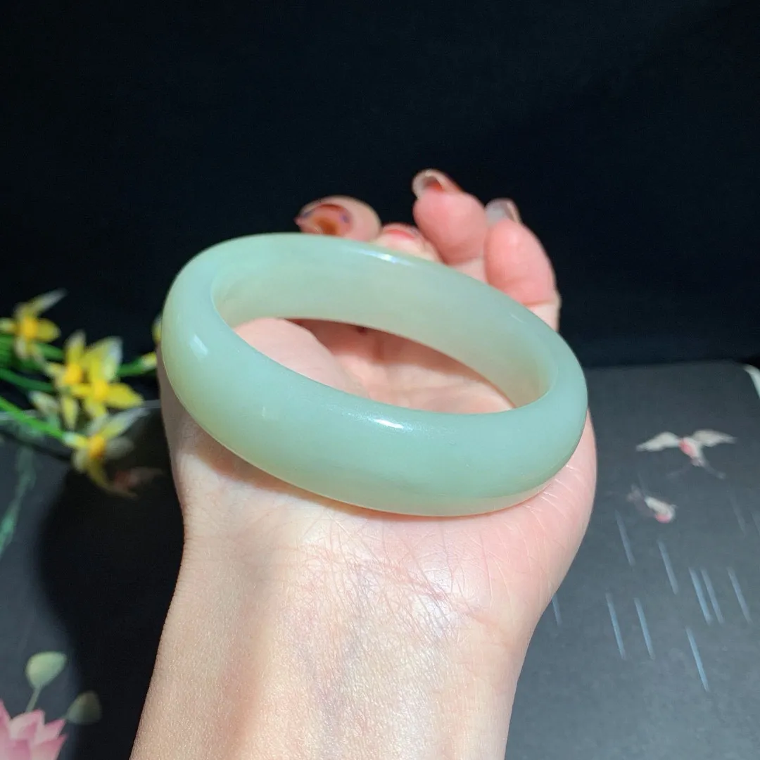 和田玉55.5圈晴水色手镯！清水色！玉质细腻油润 底色纯净  无裂无杂 脂粉好，品质高