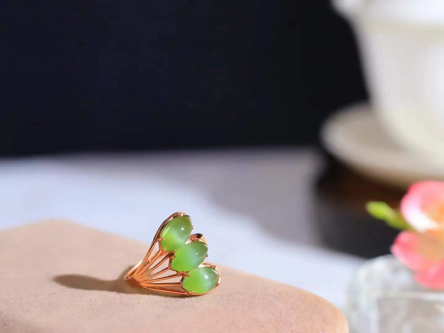 【金镶玉.戒指】

精品和田玉碧玉猫眼18k金戒指 玉质细腻温润 油性十足 ，不论时光如何流转变化，