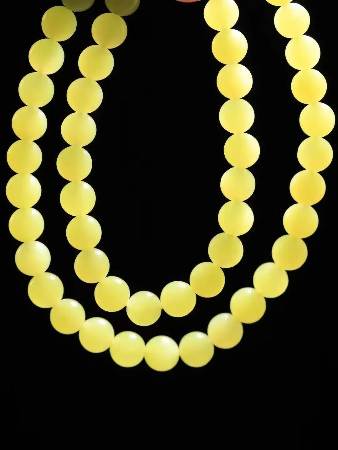 【珠圆玉润.项链】

精品和田玉黄口珠圆玉润项链 玉质细腻油润 饱满光滑 质朴无华，悠远简单，人心境界远，百世修炼深，心灵常驻善意持，觉悟人生百世修。重54.5克 尺寸取一8.4mm  FDL-221192722