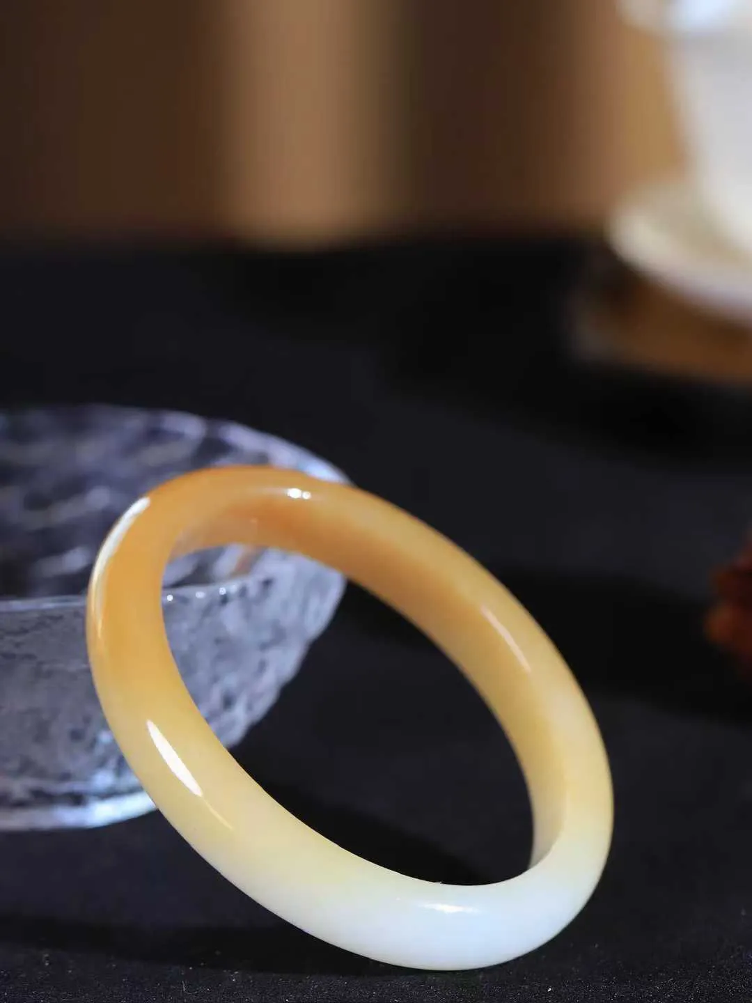 【贵妃镯.玉腕清响】    

精品和田玉糖白玉贵妃镯，玉质温润细腻 油性十足 相传杨贵妃十分喜爱椭圆形态手镯，后人称其为贵妃镯。因其形与人手腕形相吻合，佩戴更服帖，别具妩媚风格。
重38克   内径53-46.5mm尺寸11.5-7.3mm   fDL-101101916