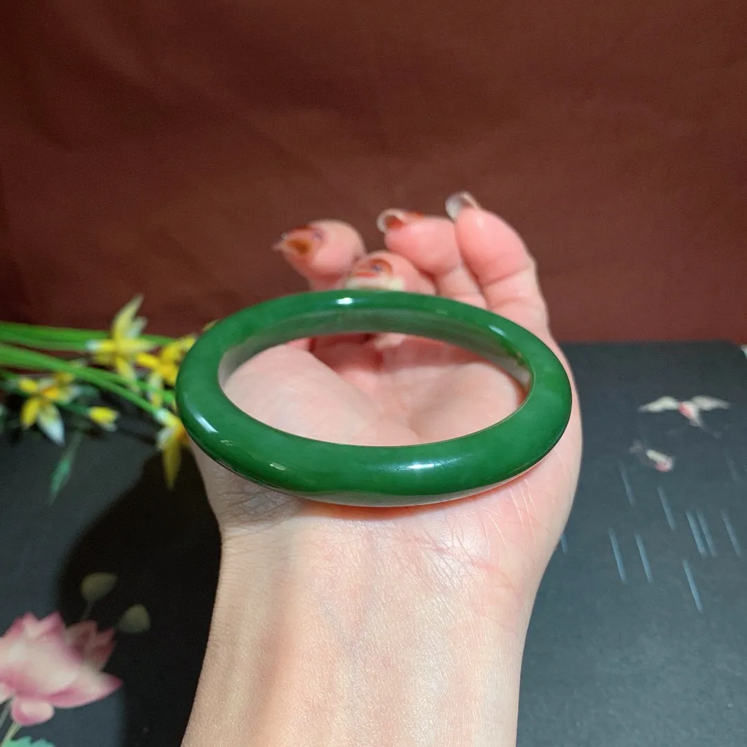 和田玉57圈口菠菜绿碧玉手镯！玉质细腻油润 底色纯净 无裂无杂 脂粉好，品质高