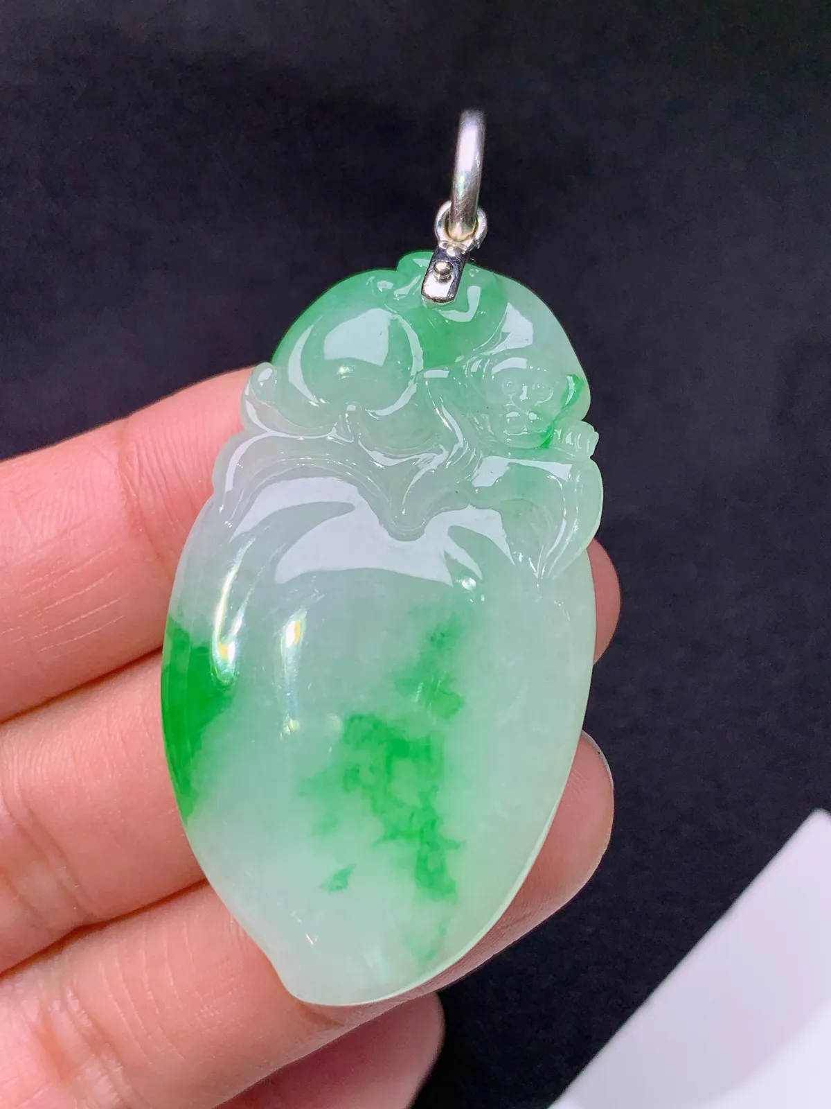 飘绿灵猴献瑞吊坠，18k金镶嵌，冰润色阳，玉质细腻，种水足 zha尺寸45.5*26.1*6