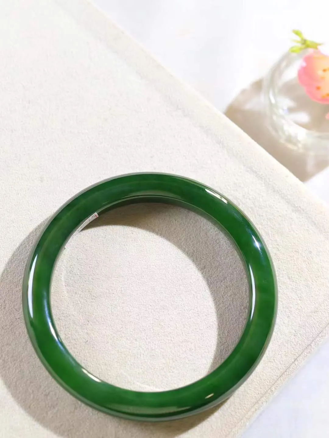 【碧波流转·手镯】

收藏级️和田玉碧玉手镯，玉质细腻温润，手感舒适，️线条流畅，简约大气，美自天成，佩戴于腕间，婉约之美，举手投足间透出那份低调奢华，醉人心扉。
重57.5克 内径圈口62mm尺寸10.8-9.4mm  FDA-131102708