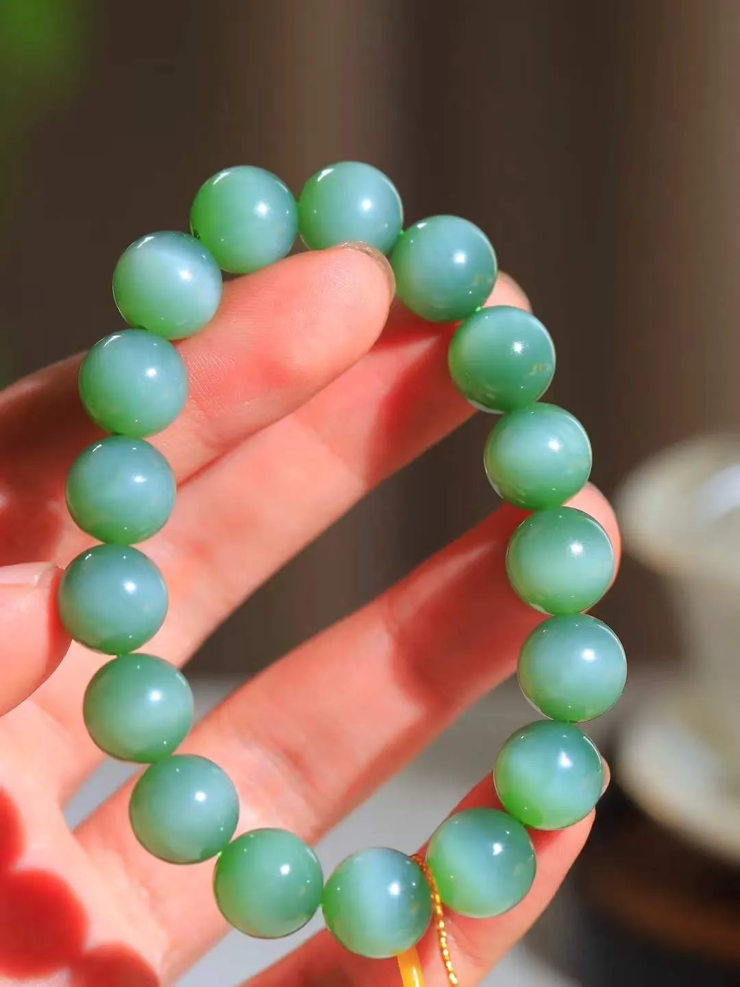 【珠圆玉润.手串】

精品️和田玉碧玉猫眼珠圆玉润手串 玉质温润细腻  整串打磨圆润，佩戴舒适。珠珠落玉盘，间关莺语花底滑，一生美好时光，无论身在何处，都有它相伴相守。事事顺遂，幸福美满，吉祥如意。重45.3克 尺寸取一11.9mm  FDA-221102633