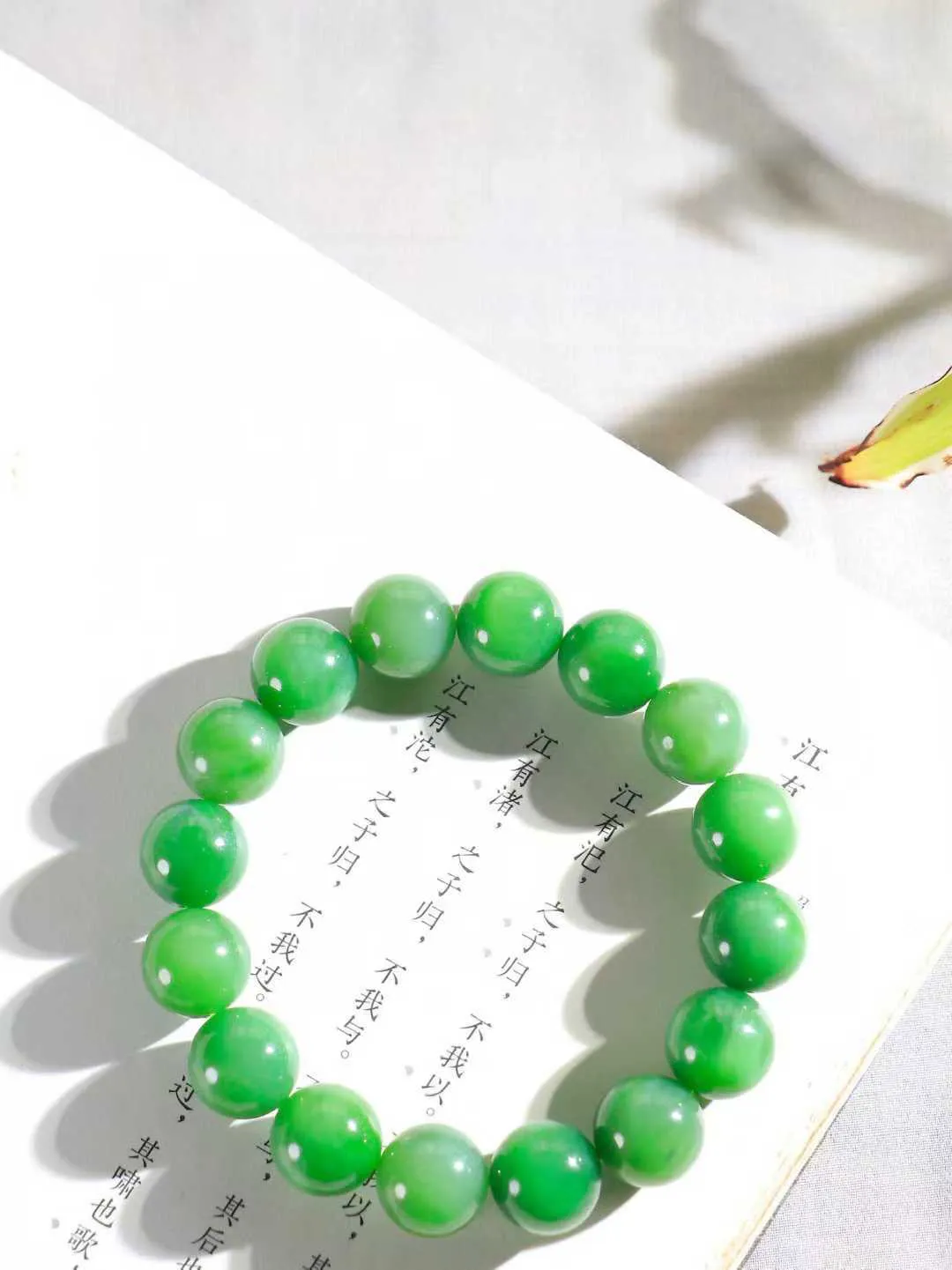 【腕间风华.手串】

精品和田玉碧玉圆珠手串，天然纯净，玉质细腻，圆润如珠，佩戴于腕间，尽显高贵气质。无论是日常搭配还是重要场合，都是您优雅风范的点睛之笔。重54.9克  尺寸取一13mm  21301268O