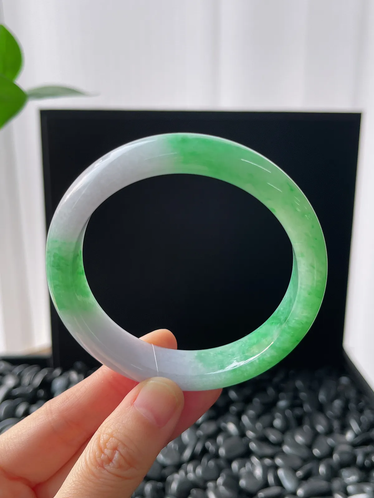 正圈57.8圈口，翡翠糯化种飘绿手镯