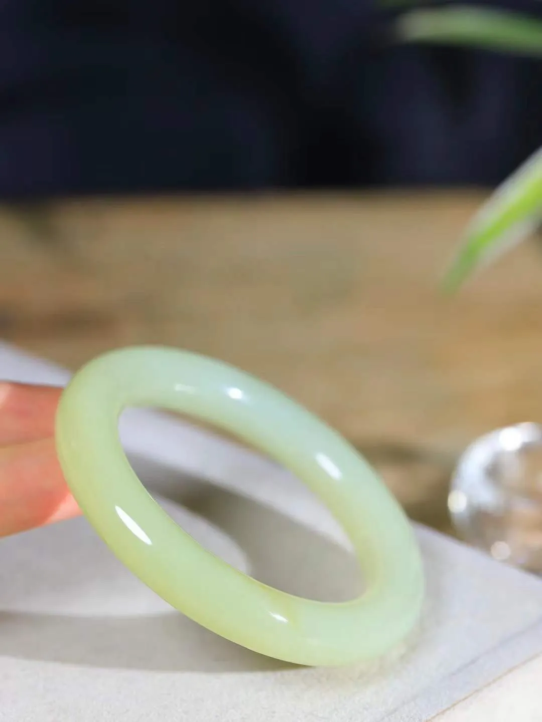 【玉佳人·手镯】

精品️和田玉浅黄口圆条手镯 ，玉质细腻油润，做工细致精美，端庄素雅，亭亭玉立，芊芊素手。芊芊素手，怎能忘镯？秀美圆条，更显婀娜。内径54.5mm 尺寸11.4-11.2mm重61.8克691102680A