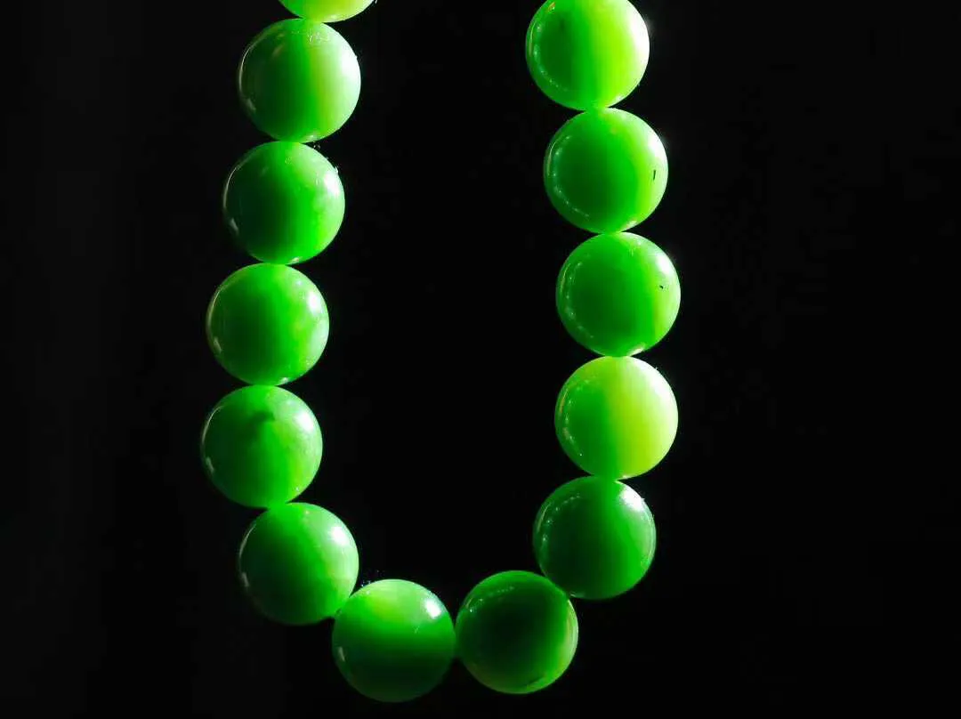 【腕间风华.手串】

精品和田玉碧玉圆珠手串，天然纯净，玉质细腻，圆润如珠，佩戴于腕间，尽显高贵气质。无论是日常搭配还是重要场合，都是您优雅风范的点睛之笔。重54.9克  尺寸取一13mm  21301268O