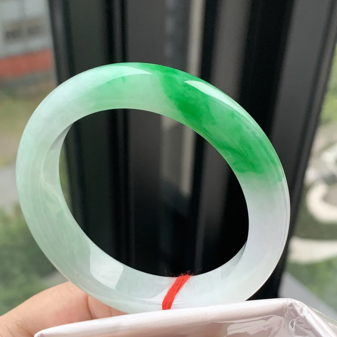 正圈帝王绿 微皮纹 尺寸:54.5/12.7/9  种色俱佳 色很好