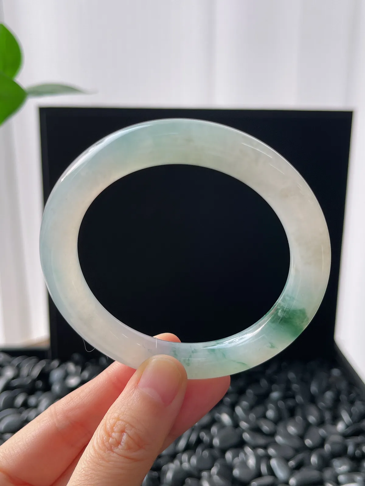 圆镯55.8圈口，翡翠冰糯种飘花手镯