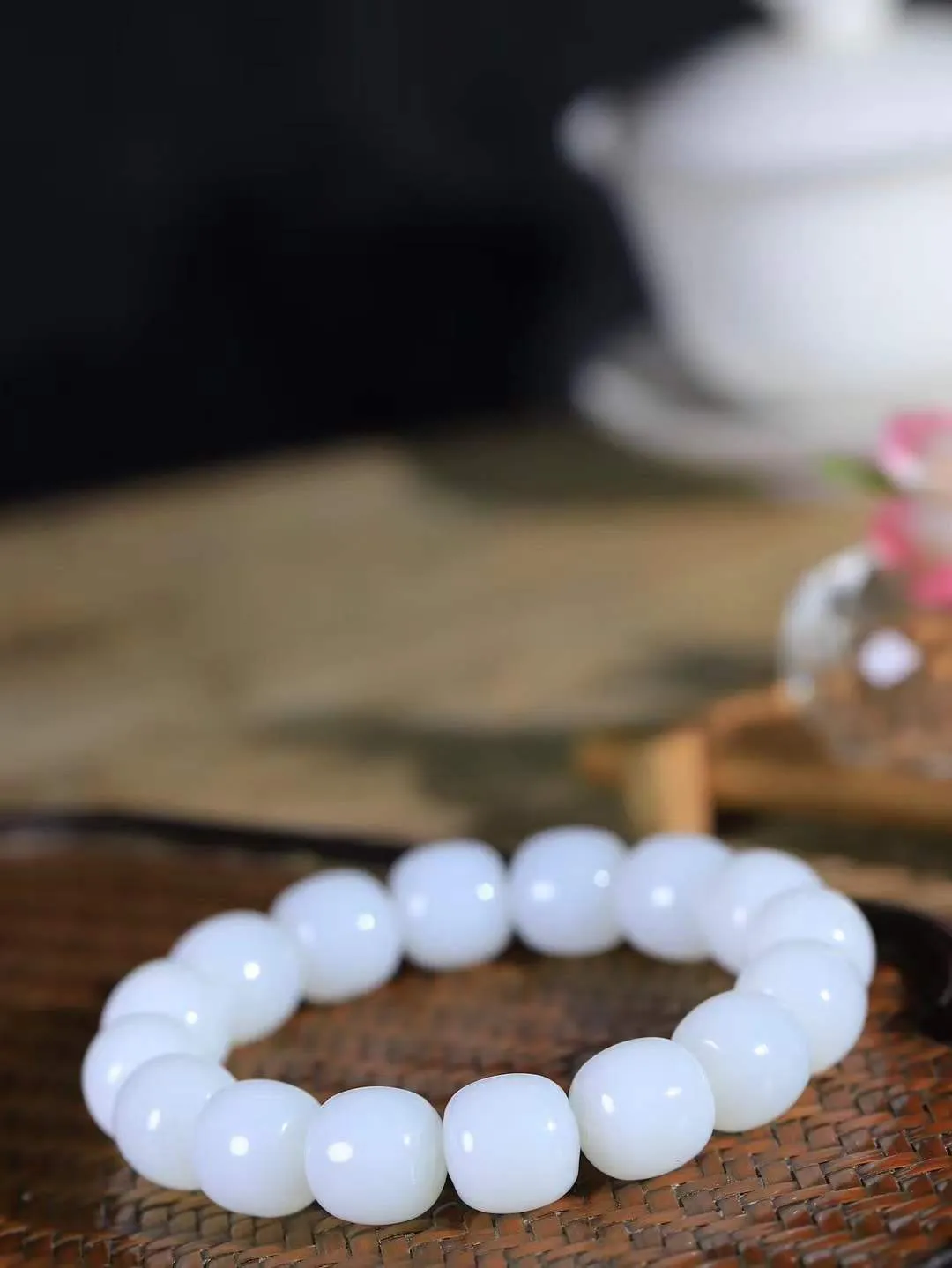 （老型珠.手串）

精品 和田玉白玉老型珠手串，玉质细腻油润 饱满光滑 质朴无华，悠远简单，人心境