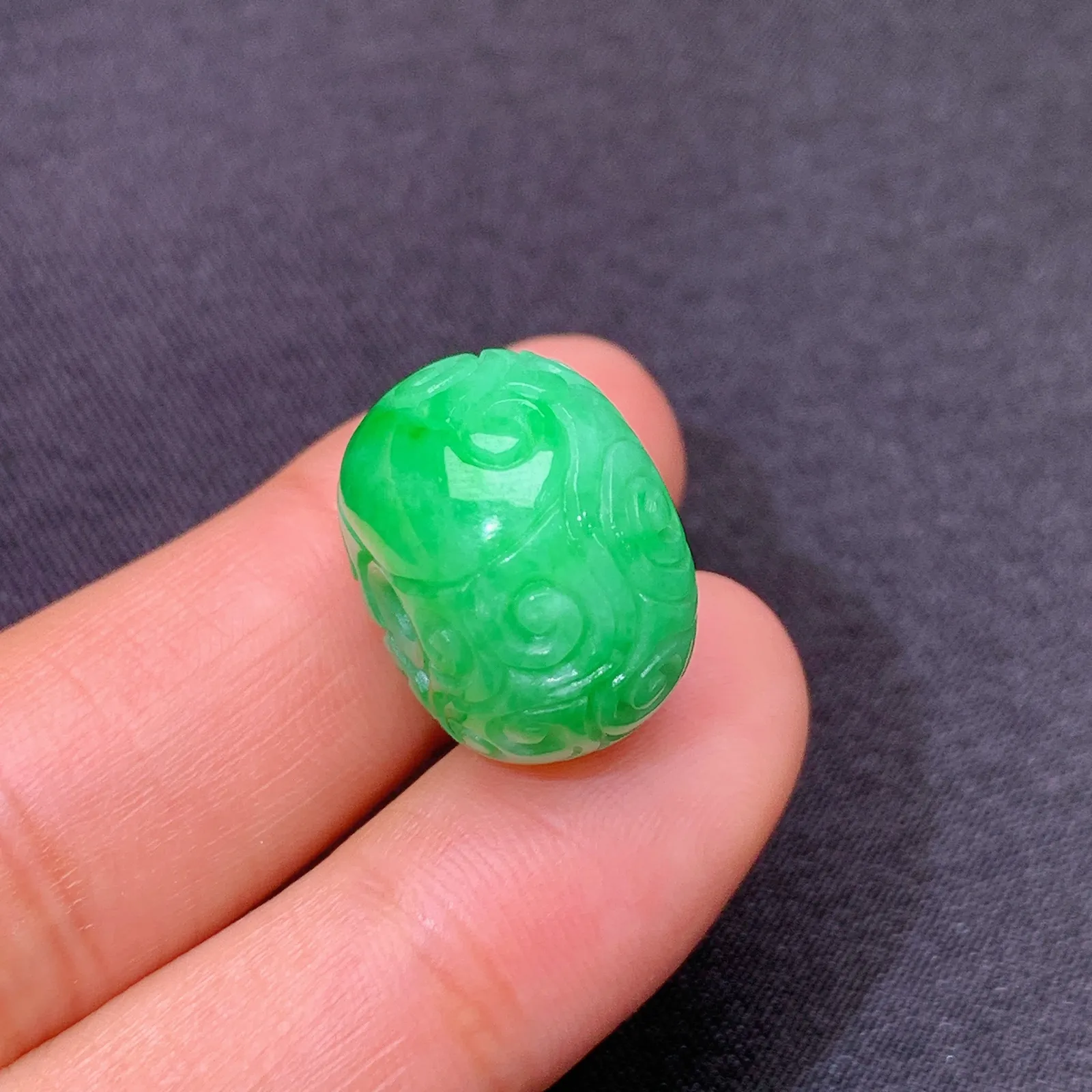 阳绿雕花平安扣，冰润色阳，玉质细腻，种水足 尺寸17*11.5