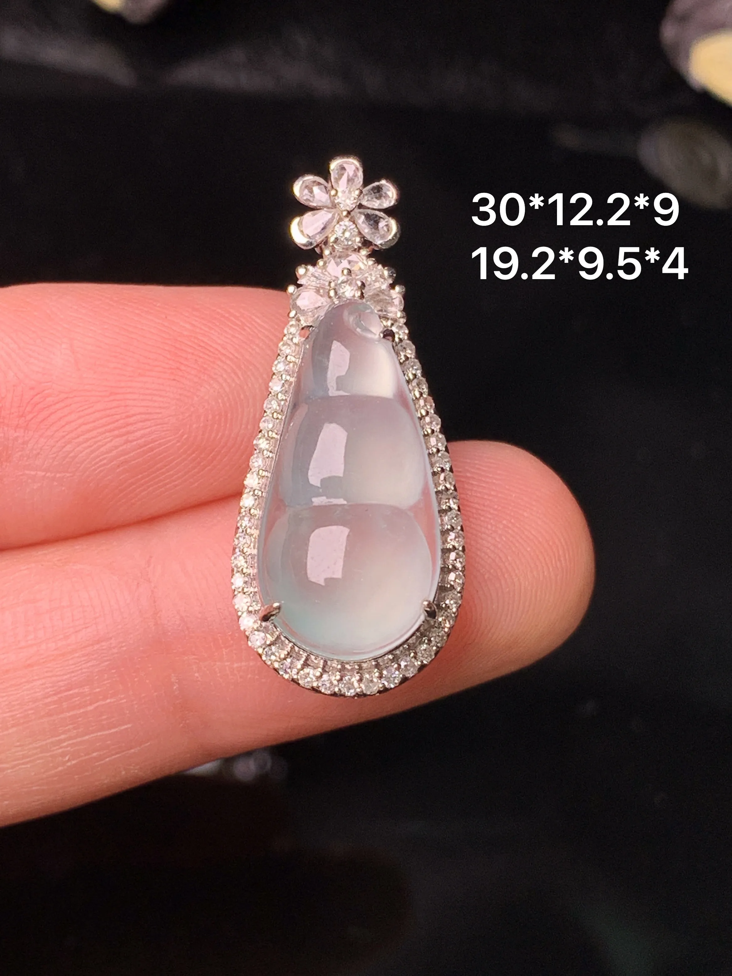 18k金钻镶嵌冰种四季豆吊坠 玉质细腻 色泽艳丽清新 整体尺寸30*12.2*9