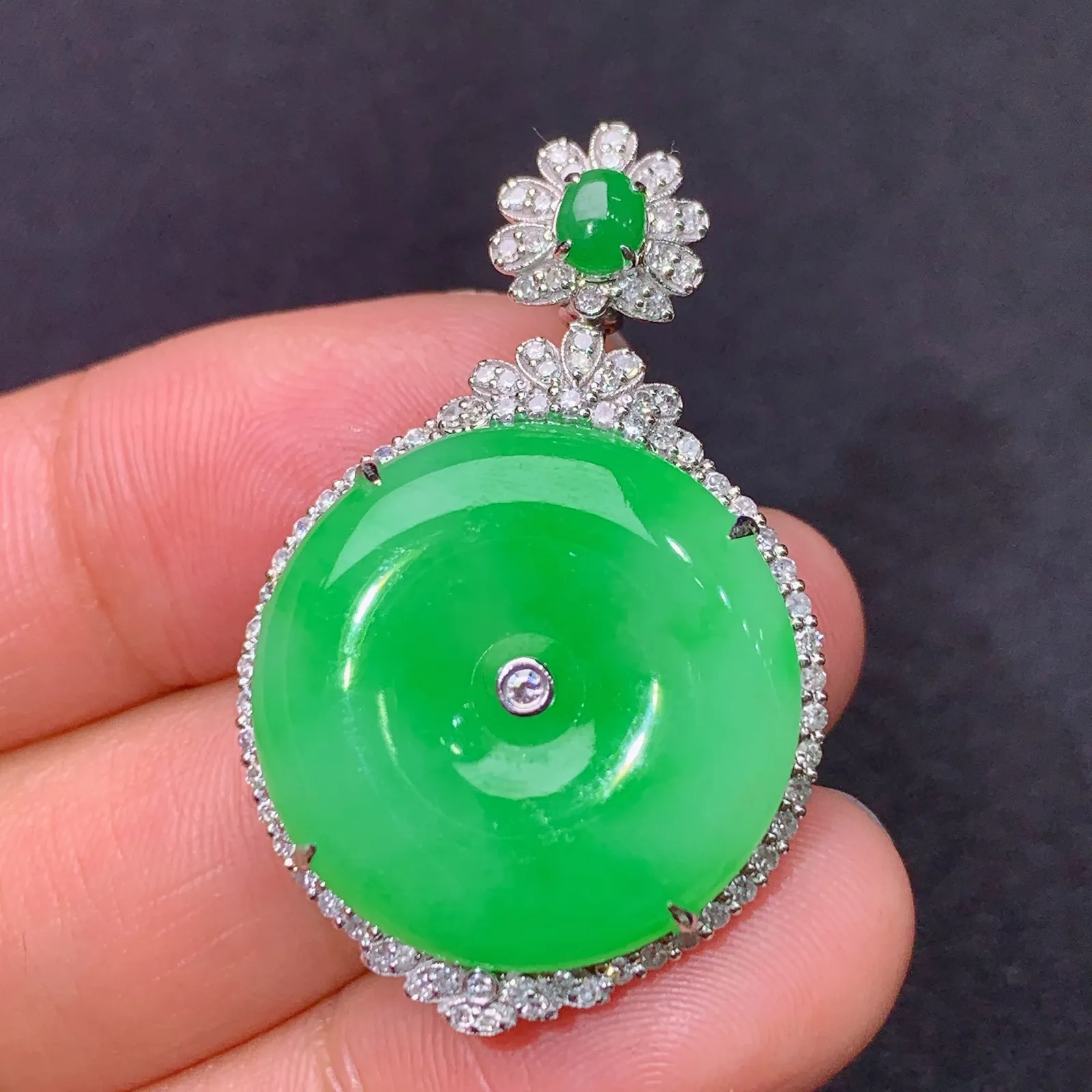 翠绿平安扣吊坠，18k金镶嵌，色泽鲜阳，冰润细腻，种水足 尺寸35*22.6*7.5