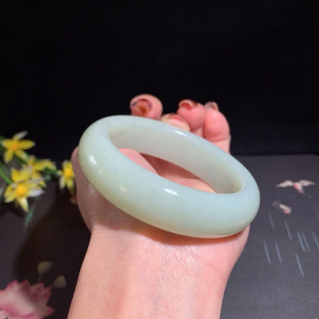 和田玉56圈口青白色手镯！玉质细腻油润 底色纯净 无裂无杂 脂粉好，品质好！