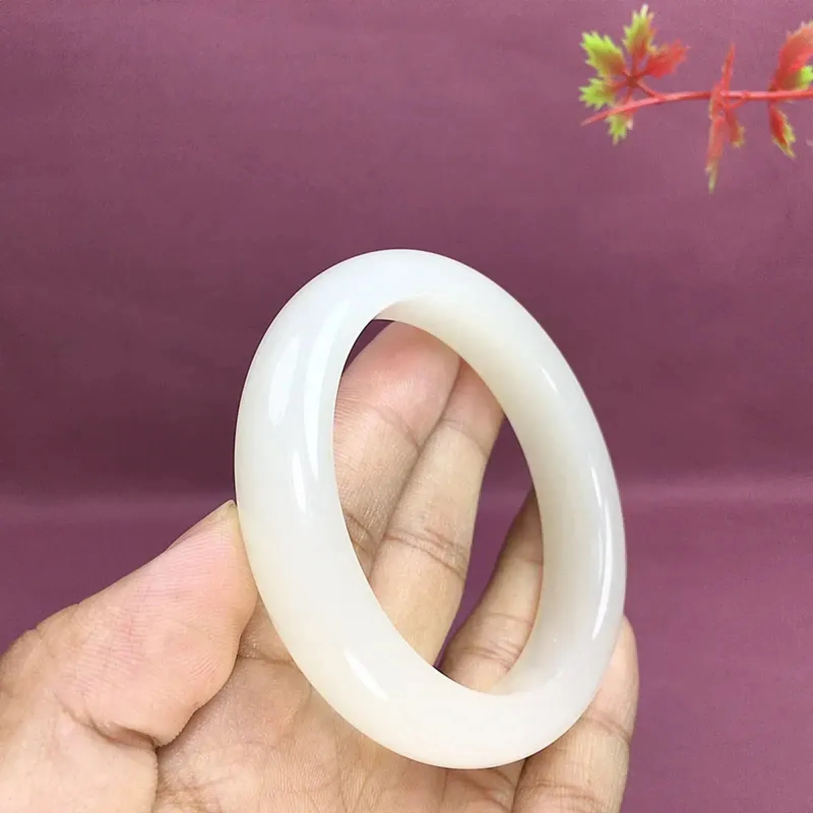 和田玉51圈口羊脂白手镯，玉质细腻油润 底色纯净 无裂无杂 脂粉好，品质好