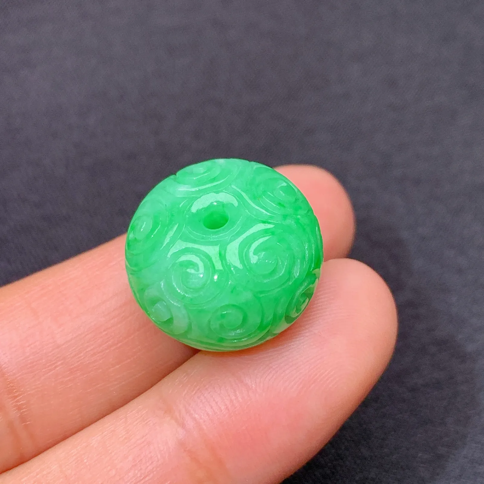 阳绿雕花平安扣，冰润色阳，玉质细腻，种水足 尺寸17*11.5