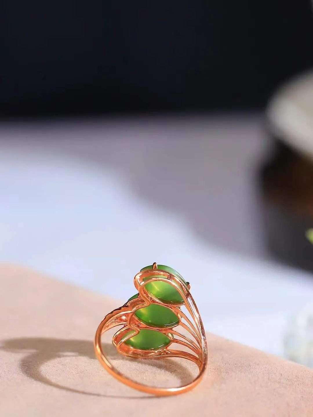 【金镶玉.戒指】

精品和田玉碧玉猫眼18k金戒指 玉质细腻温润 油性十足 ，不论时光如何流转变化，这枚戒指始终闪耀着最初的光芒。精工镶嵌18K金 （保真金 可检测贵金属18K金） 重2.5克 尺寸16.7-18-6mm 231122736A