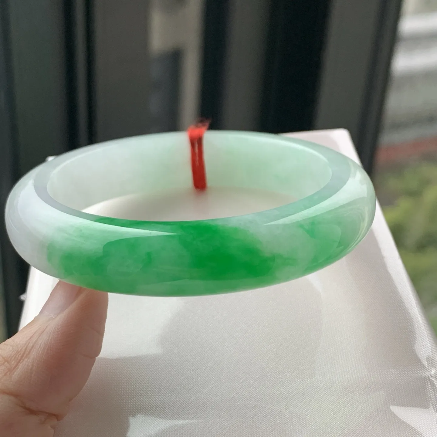 正圈帝王绿 微皮纹 尺寸:54.5/12.7/9  种色俱佳 色很好