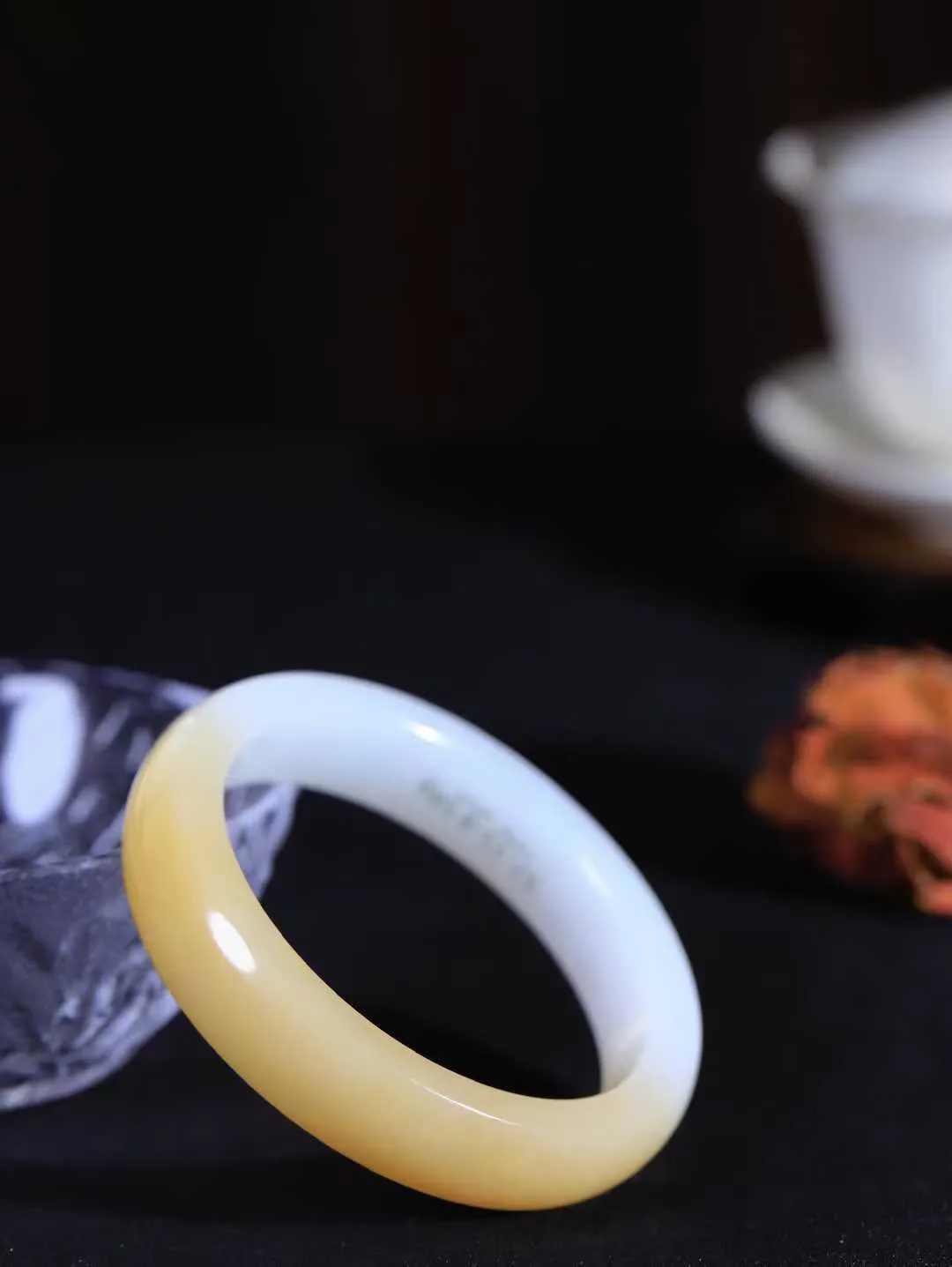 【暖玉生香·手镯】

精品️和田玉糖白玉手镯，质地油润细腻，色泽高贵典雅，镯型古朴典雅。在诗情画意的雨巷相遇，你是我腕间的一抹风情，有你眸有深情，清风荡漾湖间静水，我愿俯身低眉，在烟波涟漪处，寻你深情倩影。内径57mm 尺寸13.5-8.2mm 重58.6克451102032A