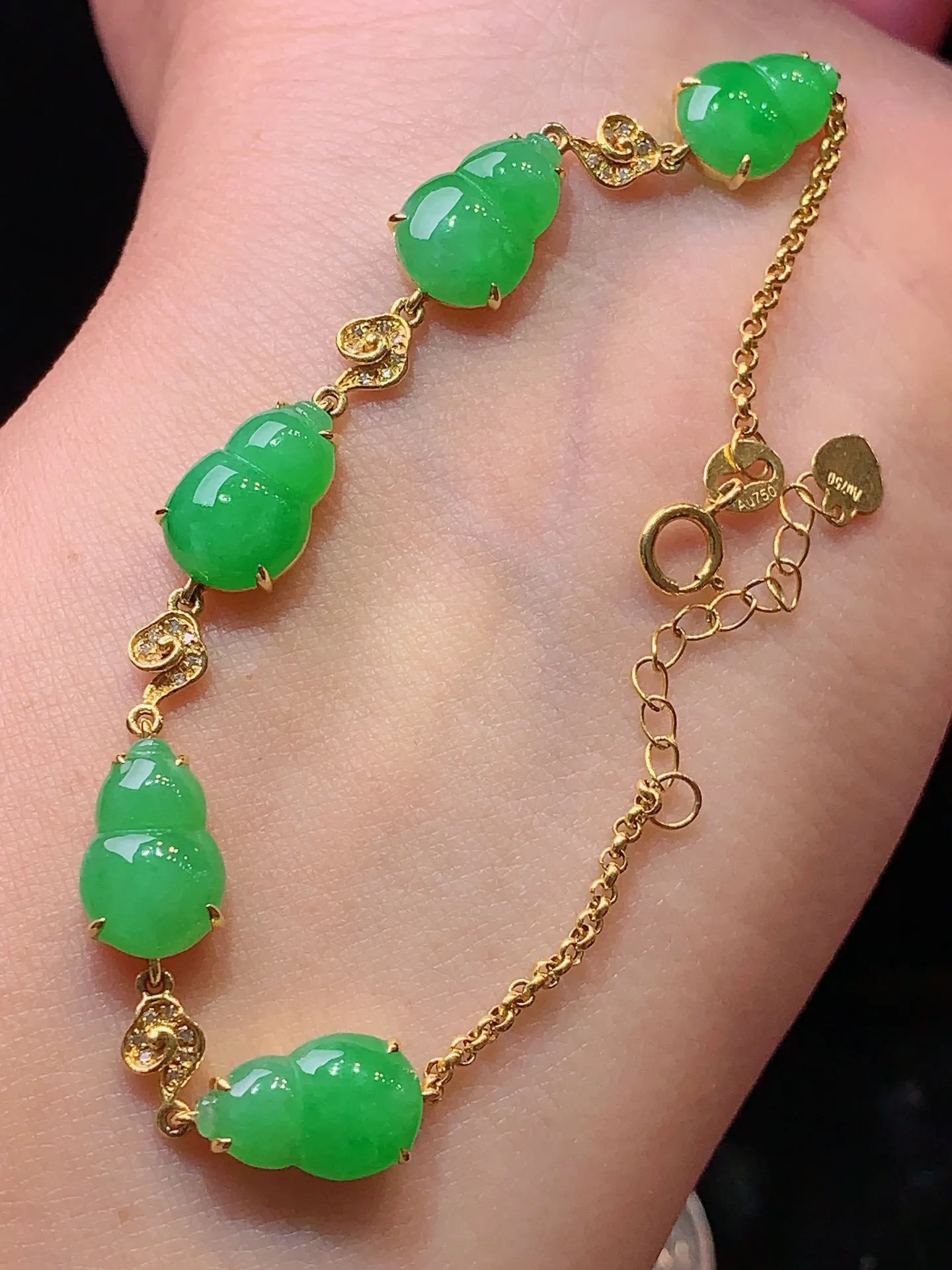 18k金钻镶嵌满绿葫芦手链 玉质细腻 色泽艳丽清新 整体尺寸90.8*7.3*5.2