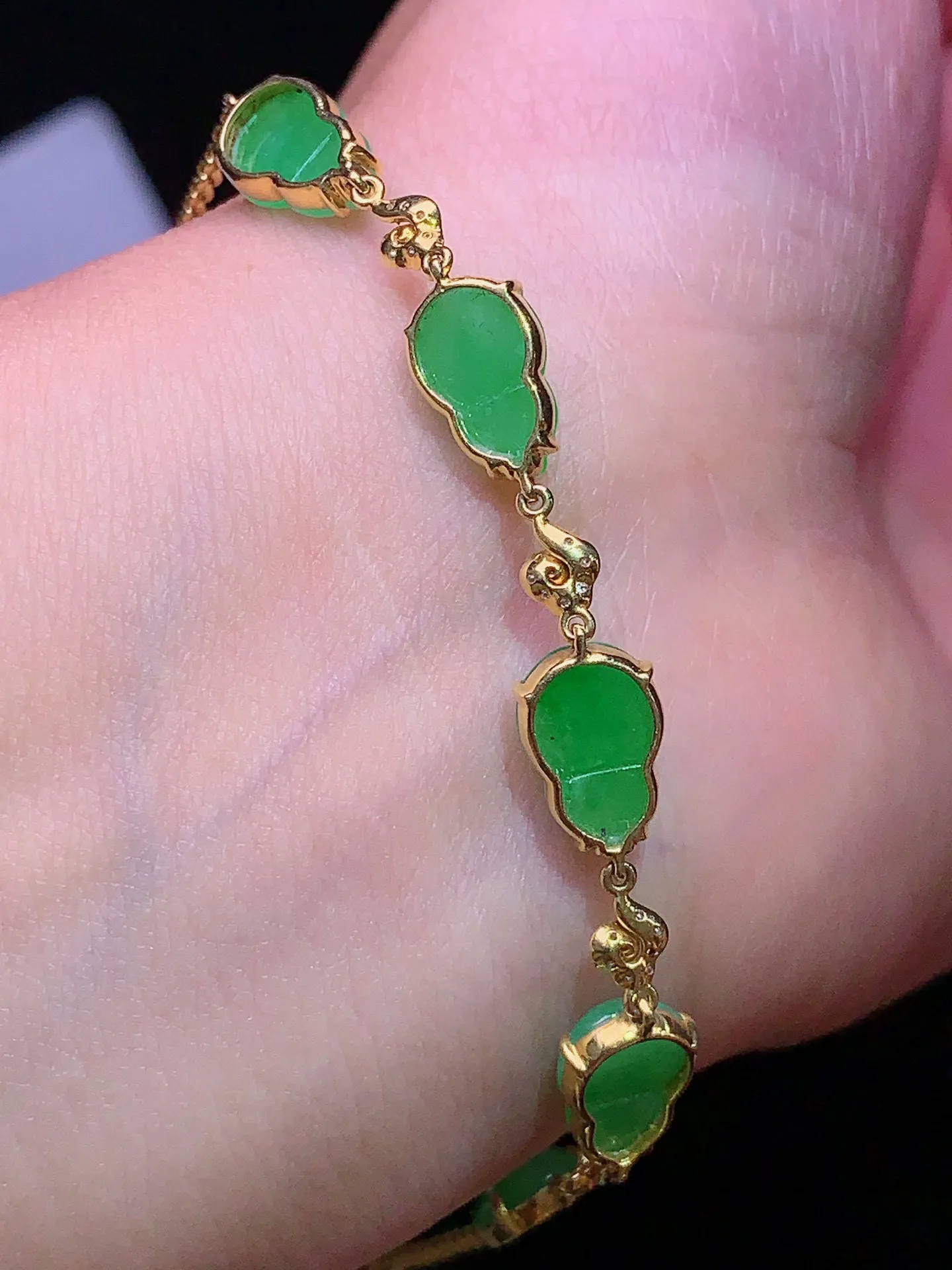 18k金钻镶嵌满绿葫芦手链 玉质细腻 色泽艳丽清新 整体尺寸90.8*7.3*5.2