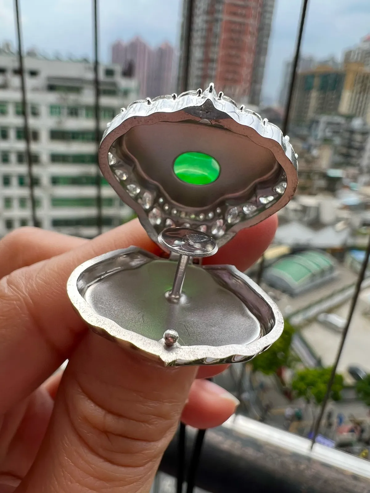 满色佛公 色泽艳丽
完美18K金奢华满钻种好品质细腻