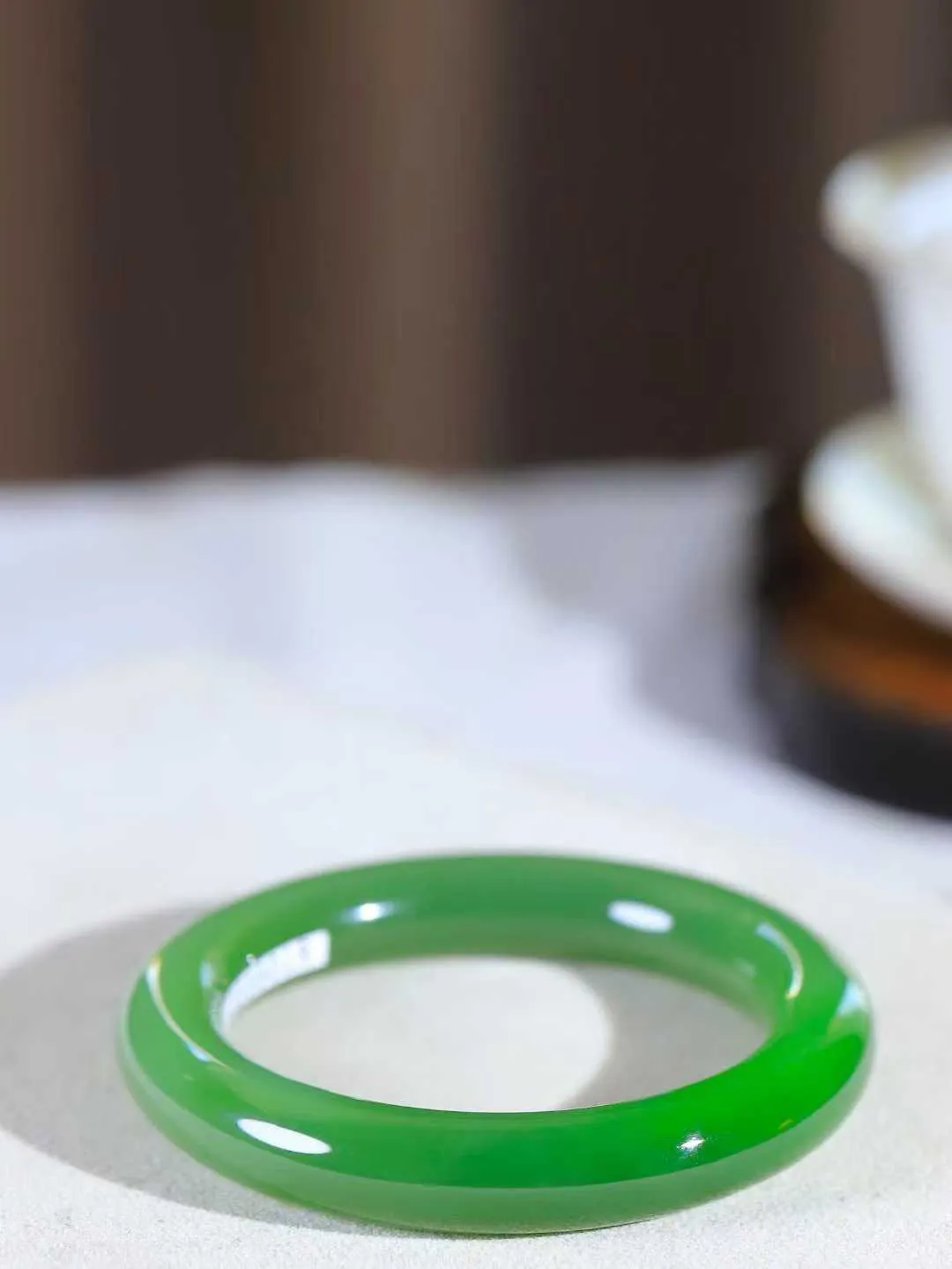 【悠悠芳华.镯】

典藏级臻品和田玉碧玉微猫眼圆条手镯 玉质温润 青葱岁月，尽收腕中，婉转流畅，