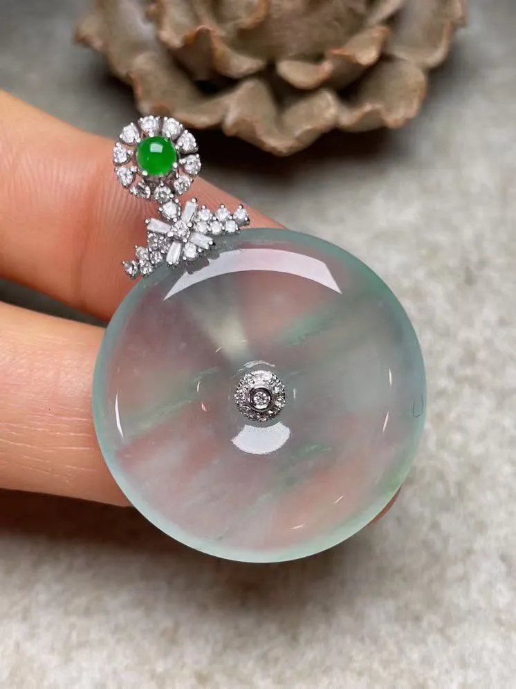 冰种飘绿平安扣吊坠、真金真钻镶嵌，种水好，玉质细腻 .裸石尺寸 26.9.