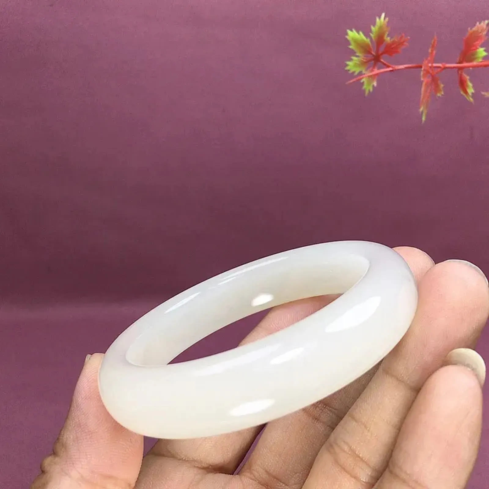 和田玉51圈口羊脂白手镯，玉质细腻油润 底色纯净 无裂无杂 脂粉好，品质好