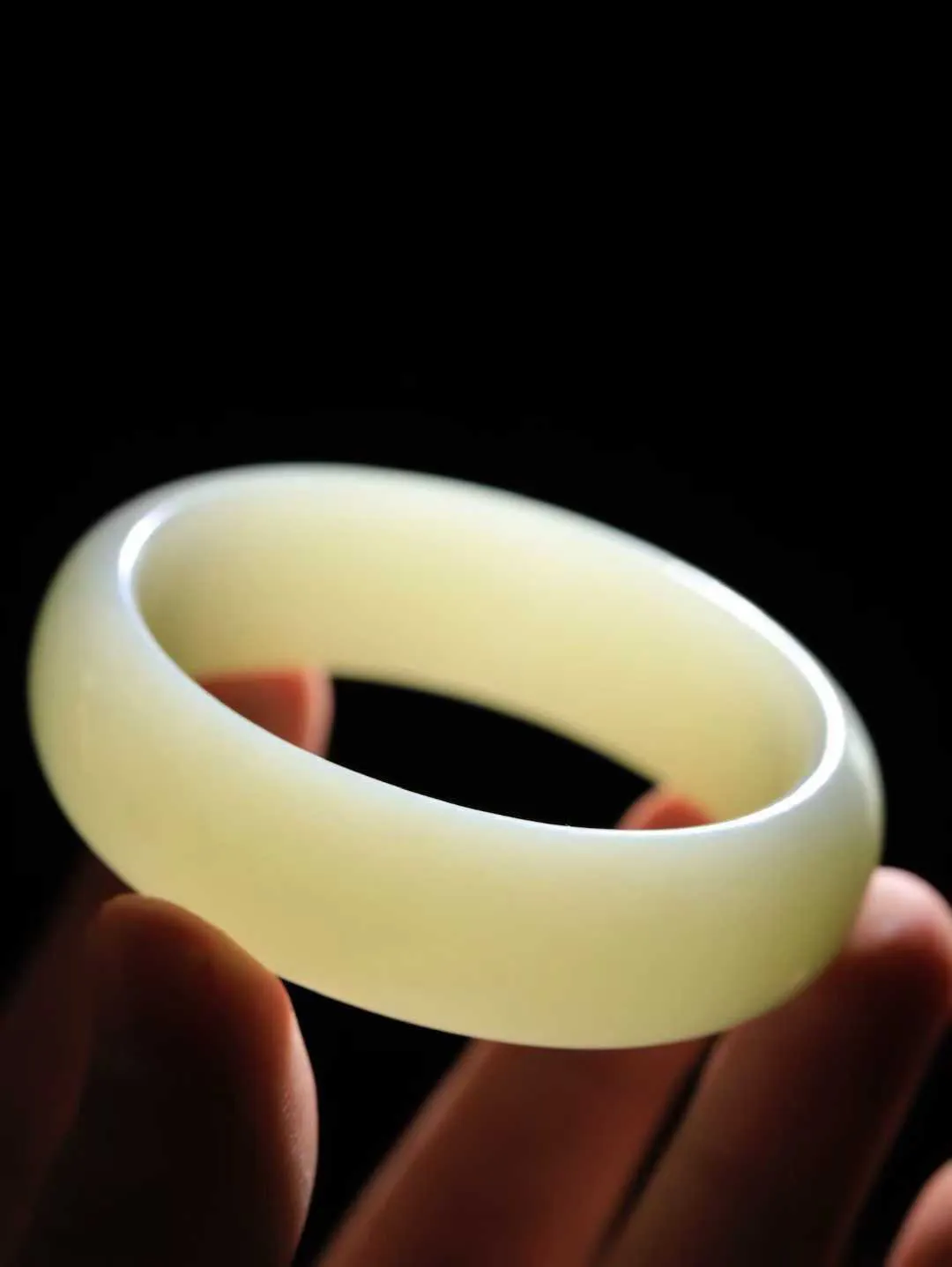 【贵妃镯.玉腕清响】    

精品和田玉贵妃镯，玉质温润细腻 油性十足 相传杨贵妃十分喜爱椭圆形态手镯，后人称其为贵妃镯。因其形与人手腕形相吻合，佩戴更服帖，别具妩媚风格。
重61.5克   内径52-47mm尺寸18.6-7.1mm   fDL-101101916