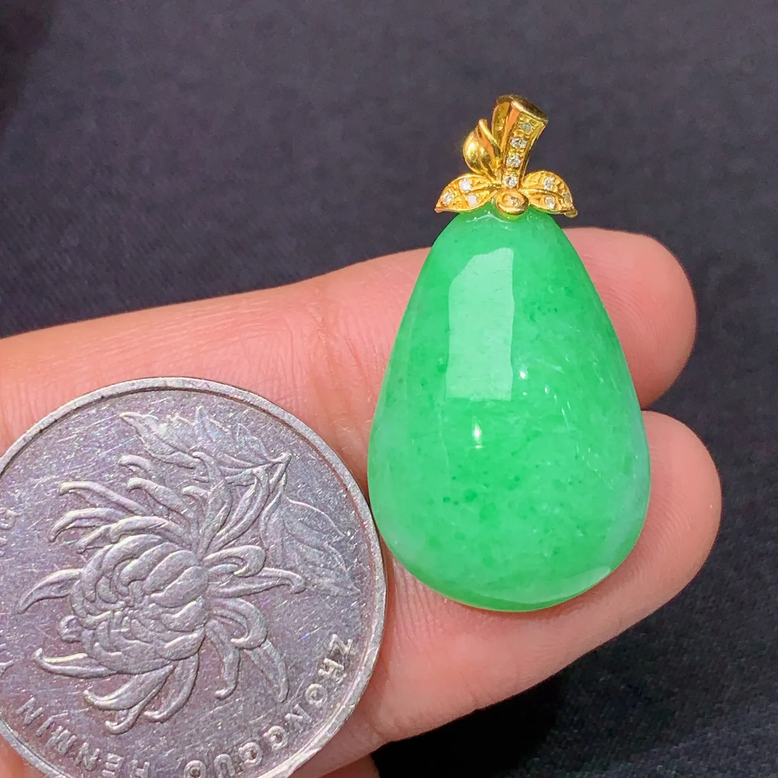 翠绿福瓜吊坠，18k金镶嵌，冰润色阳，玉质细腻，种水足 尺寸29.1*15.7*7.8