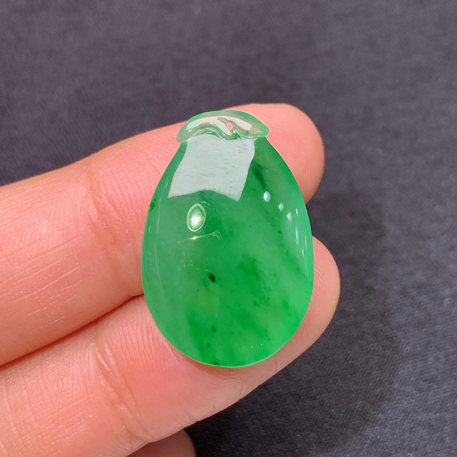 冰种辣绿福瓜，冰润润阳，玉质细腻，种水足 尺寸23*15.3*6.2