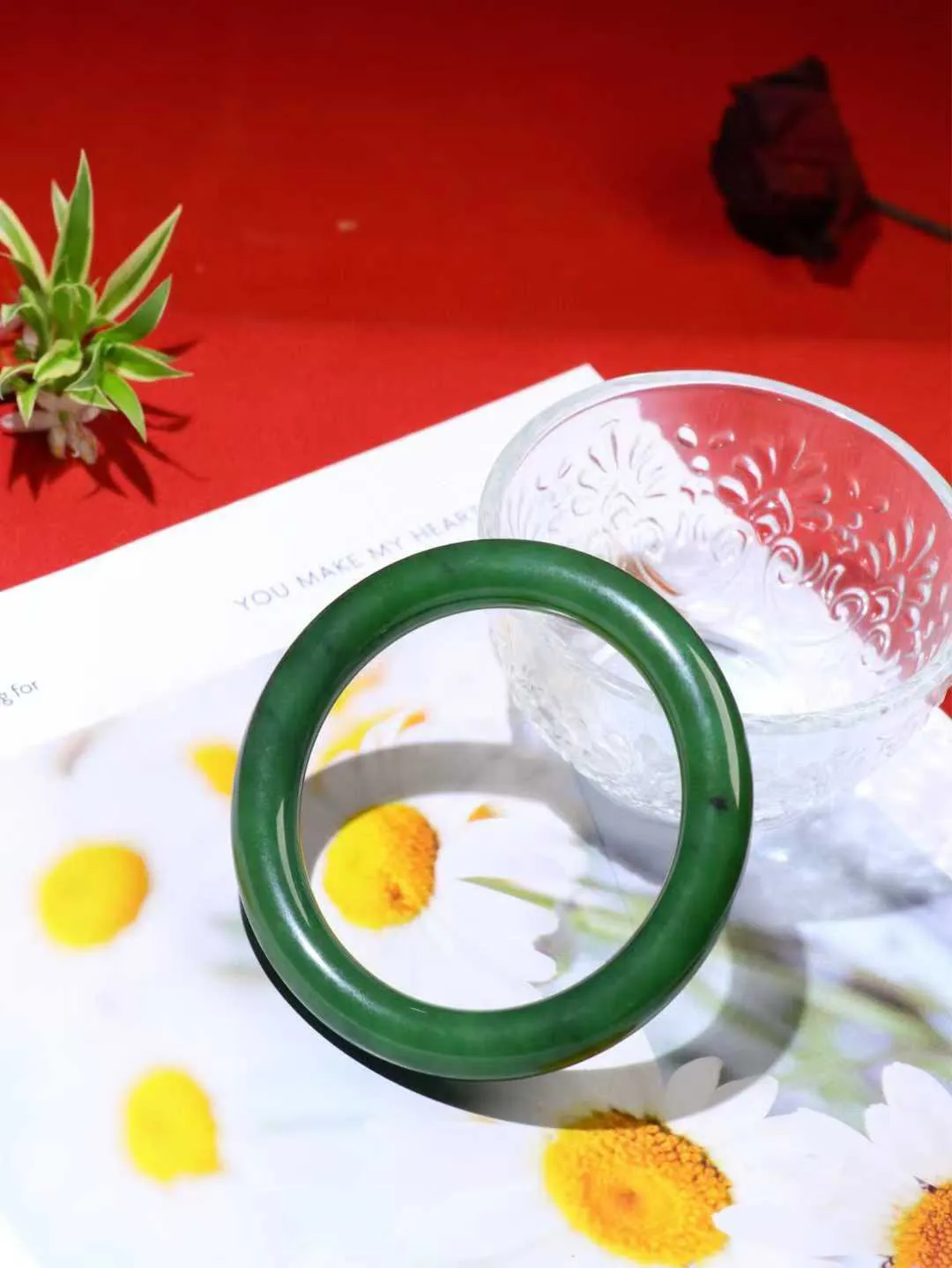 【碧波流转·手镯】

精品和田玉碧玉圆条手镯，玉质细腻温润，手感舒适，️线条流畅，简约大气，美自天成，佩戴于腕间，婉约之美，举手投足间透出那份低调奢华，醉人心扉。
重56.6克 内径圈口59-10mm  FO62570451665